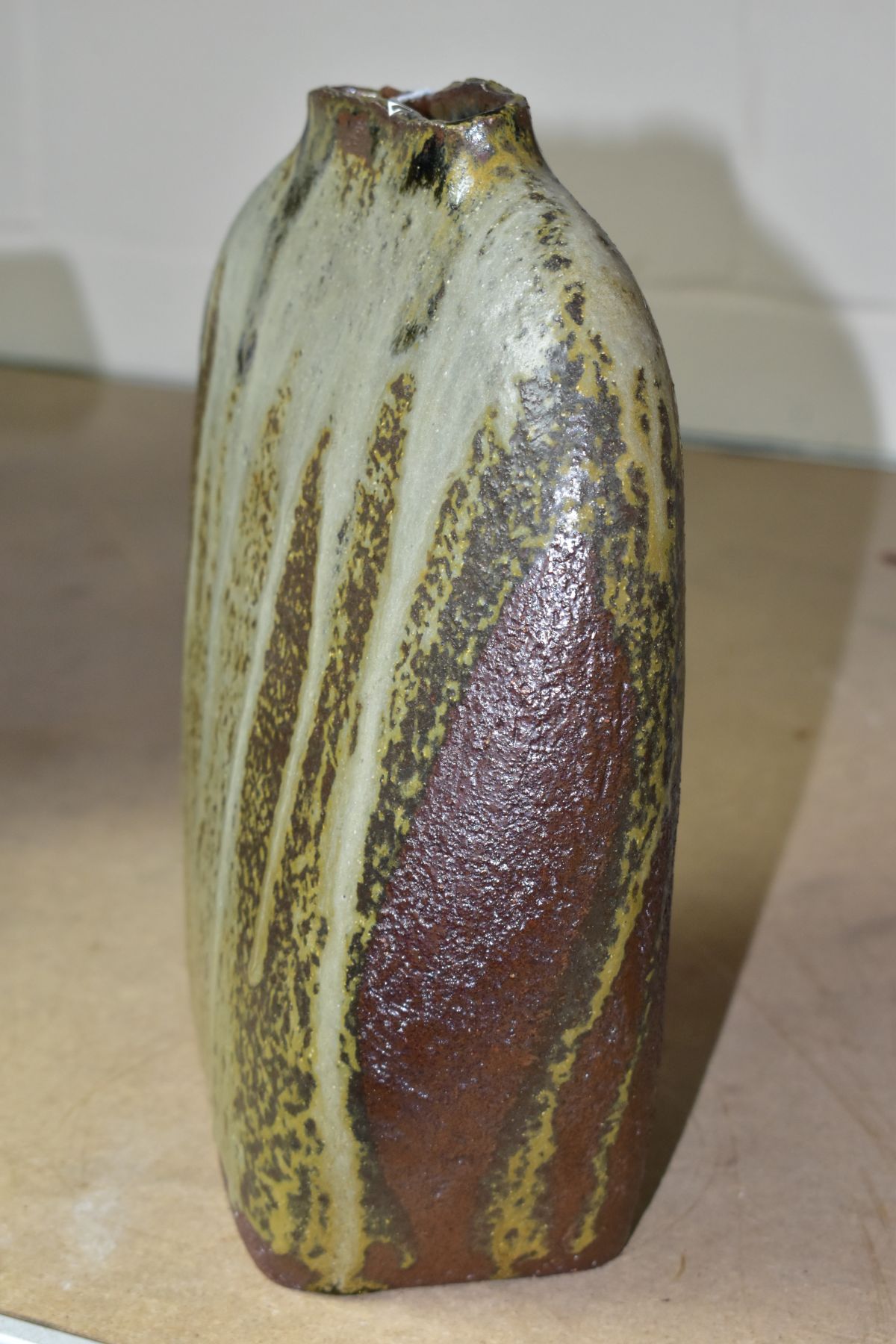 A DAVID WRIGHT STUDIO POTTERY STONEWARE VASE, flattened short neck above rounded shoulders with - Image 4 of 6