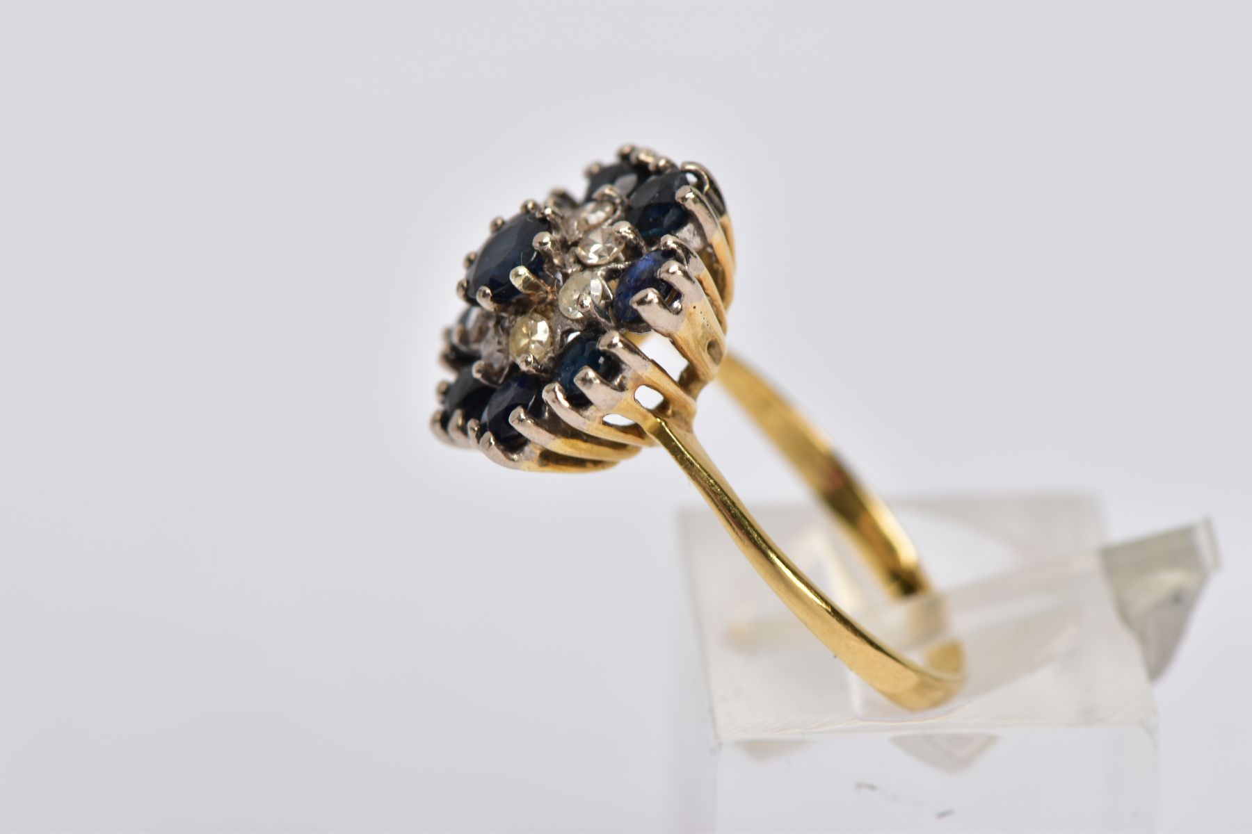 AN 18CT SAPPHIRE AND DIAMOND CLUSTER RING, the central circular sapphire within a tiered single - Bild 2 aus 4