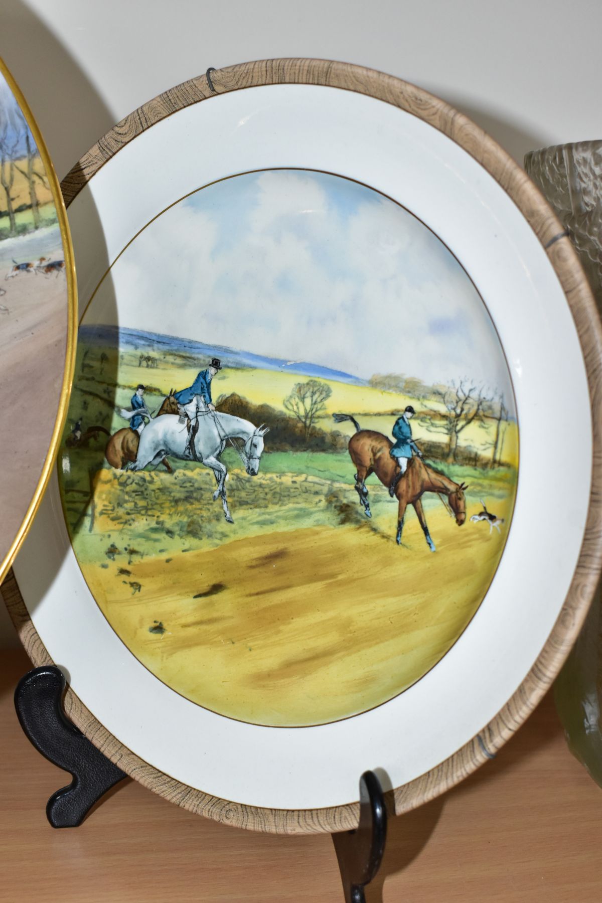 TWO W.T. COPELAND & SONS PLATES PRINTED WITH LIONEL EDWARDS HUNTING SCENES AND A SIMILAR CHARGER, - Image 2 of 6