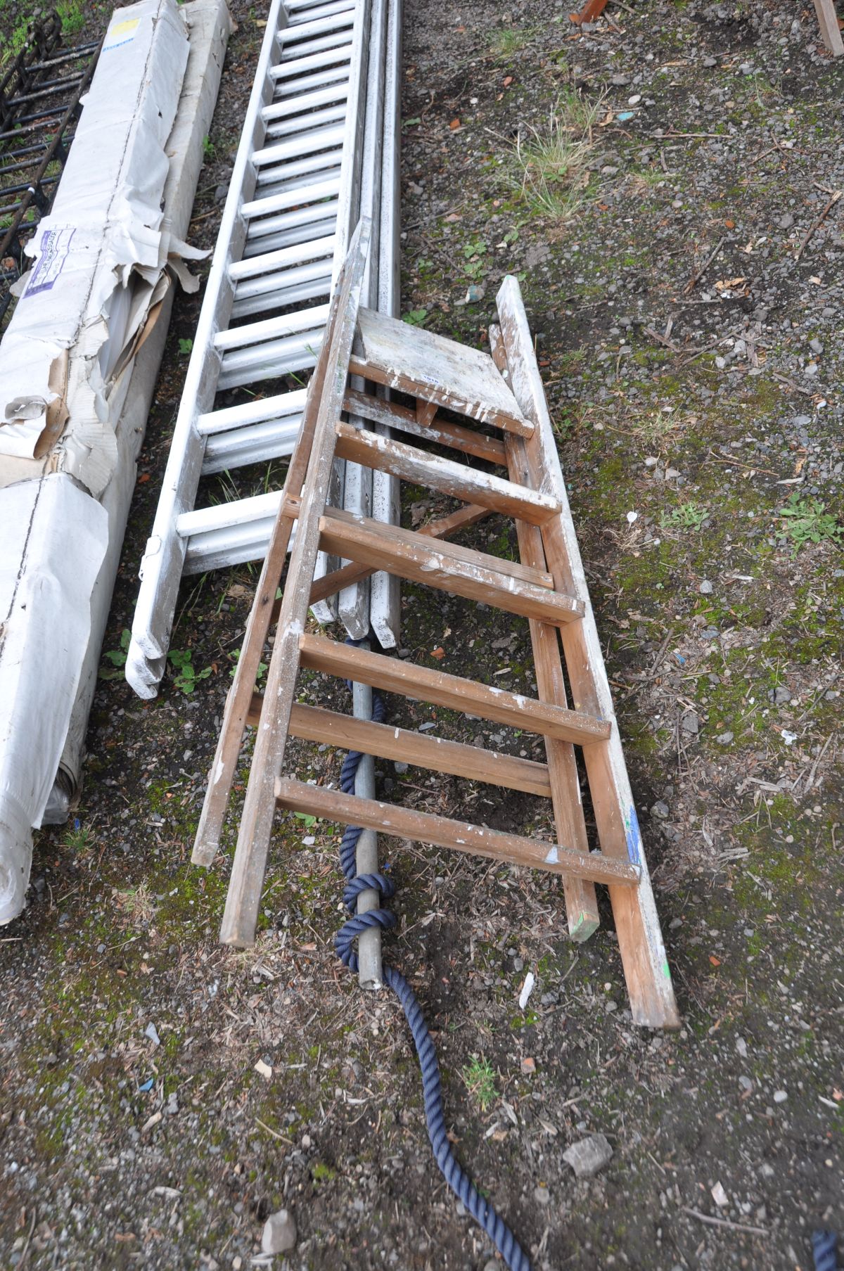 A VINTAGE WOODEN STEP LADDER height 141cm and a wooden triple extension ladder with eleven rungs - Bild 2 aus 2