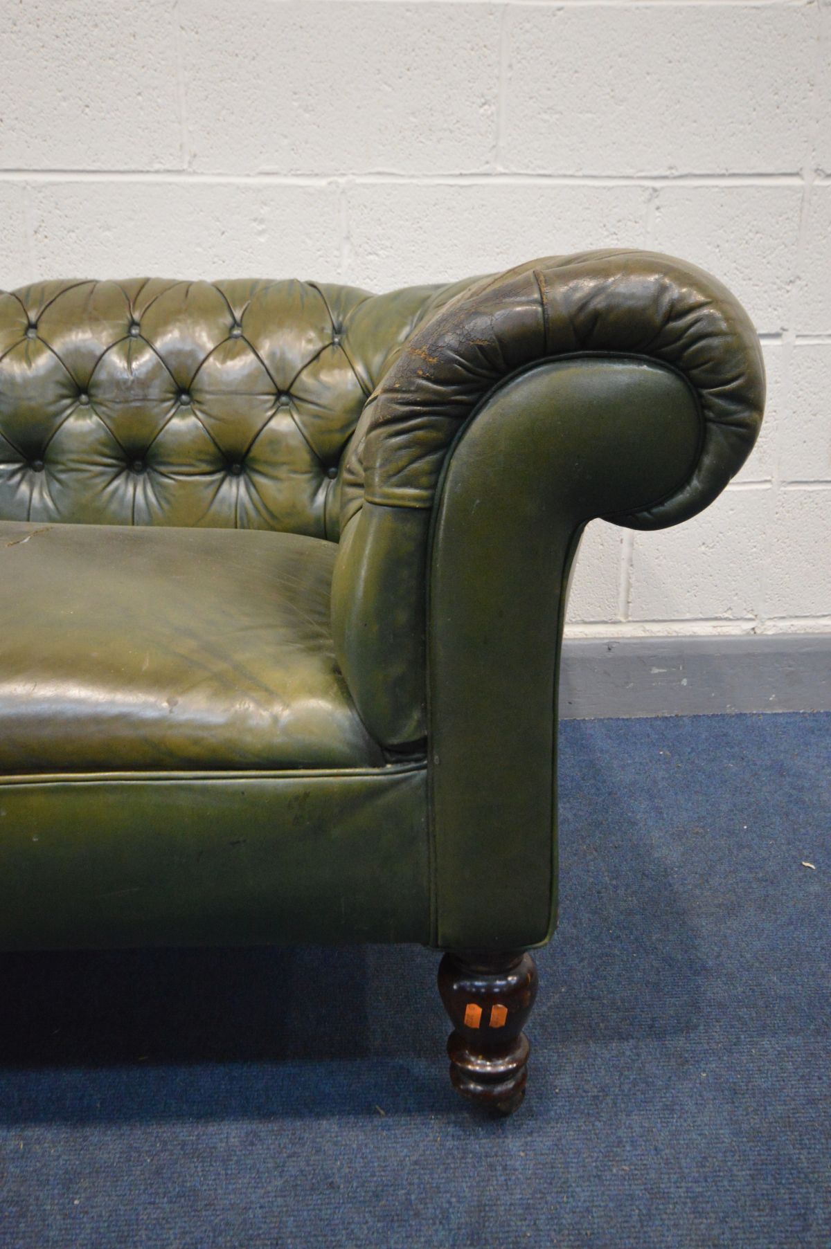 A VICTORIAN GREEN LEATHER CHESTERFIELD SEETEE, sprung seated on mahogany turned legs (condition - - Bild 3 aus 5