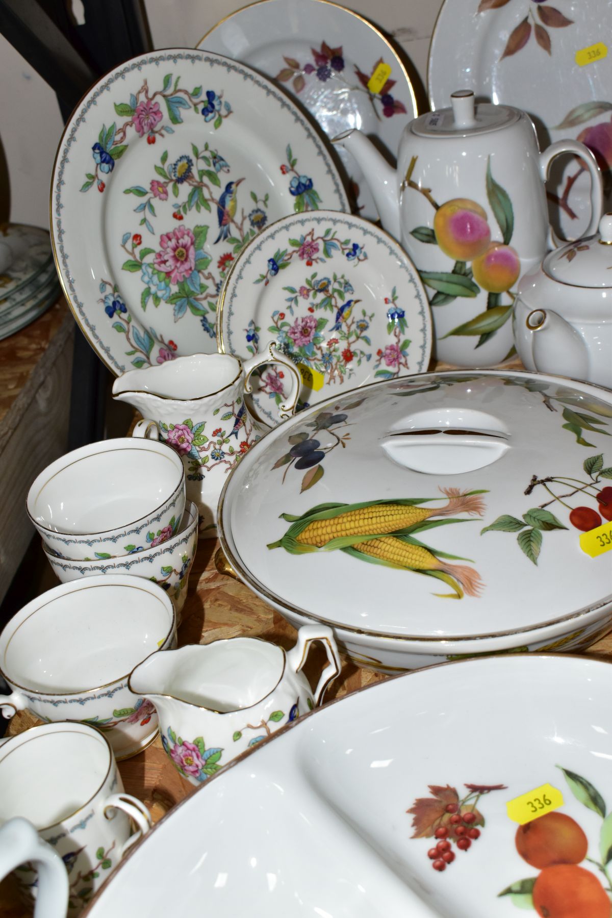 VARIOUS CERAMIC TABLEWARES, to include Masons 'Vista' soup tureen and cover, two 27cm plates, a soup - Image 8 of 9