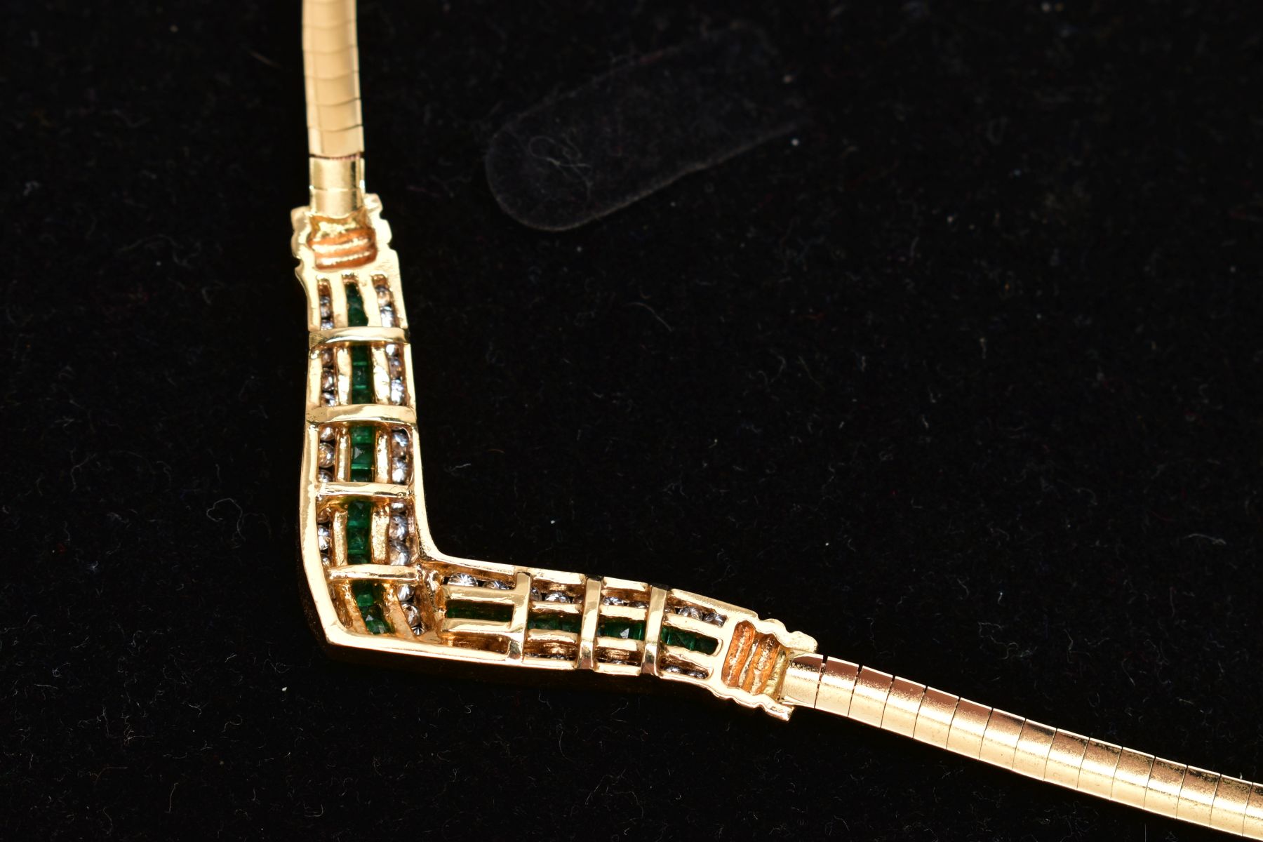 AN EMERALD AND DIAMOND COLLAR NECKLACE, the V-shape central panel channel set with a central line of - Bild 3 aus 3