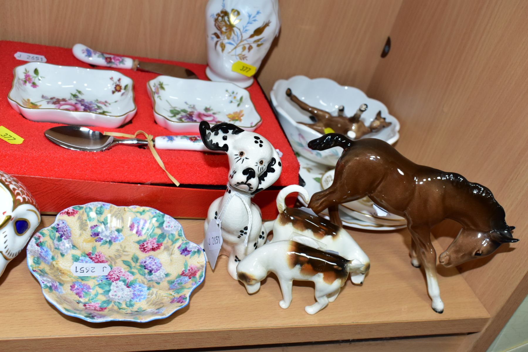 A GROUP OF CERAMICS AND ORNAMENTS, TABLEWARES etc, to include Beswick Puppit dog No 1002, two - Image 4 of 6