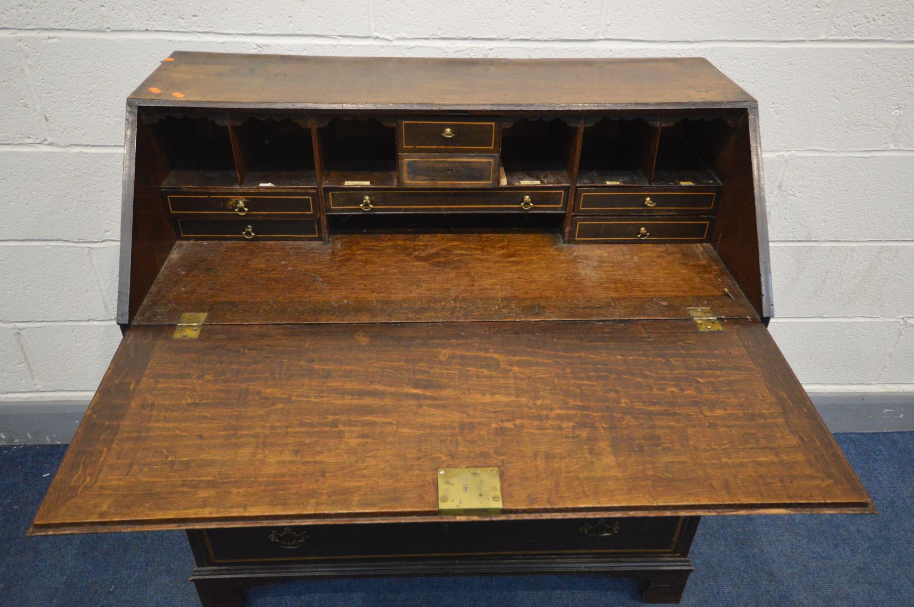 A GEORGIAN MAHOGANY AND INLAID BUREAU, fitted interior above four drawers, on bracket feet, width - Bild 3 aus 4