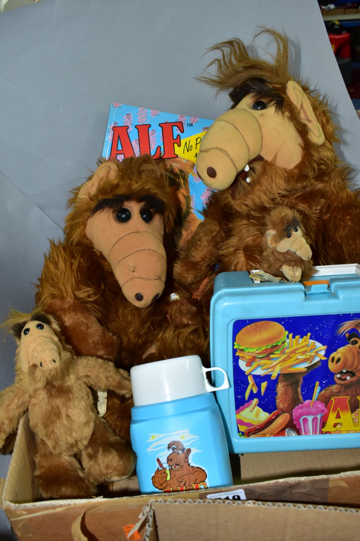 A QUANTITY OF ASSORTED ALF SOFT TOYS & MEMORABILIA, to include Thermos lunch box and flask small - Image 3 of 3