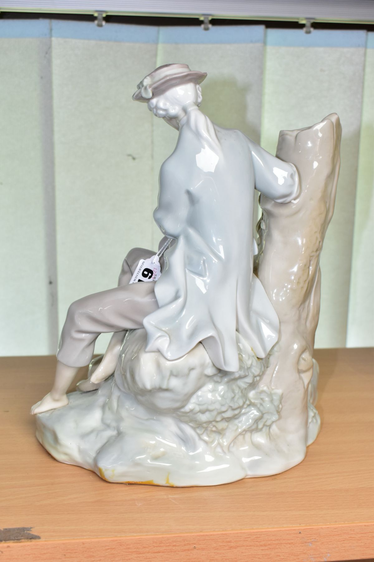 A LARGE LLADRO FIGURE GROUP 'Romantic Couple' No.4662, depicting gentlemen feeding grapes to a - Image 4 of 5