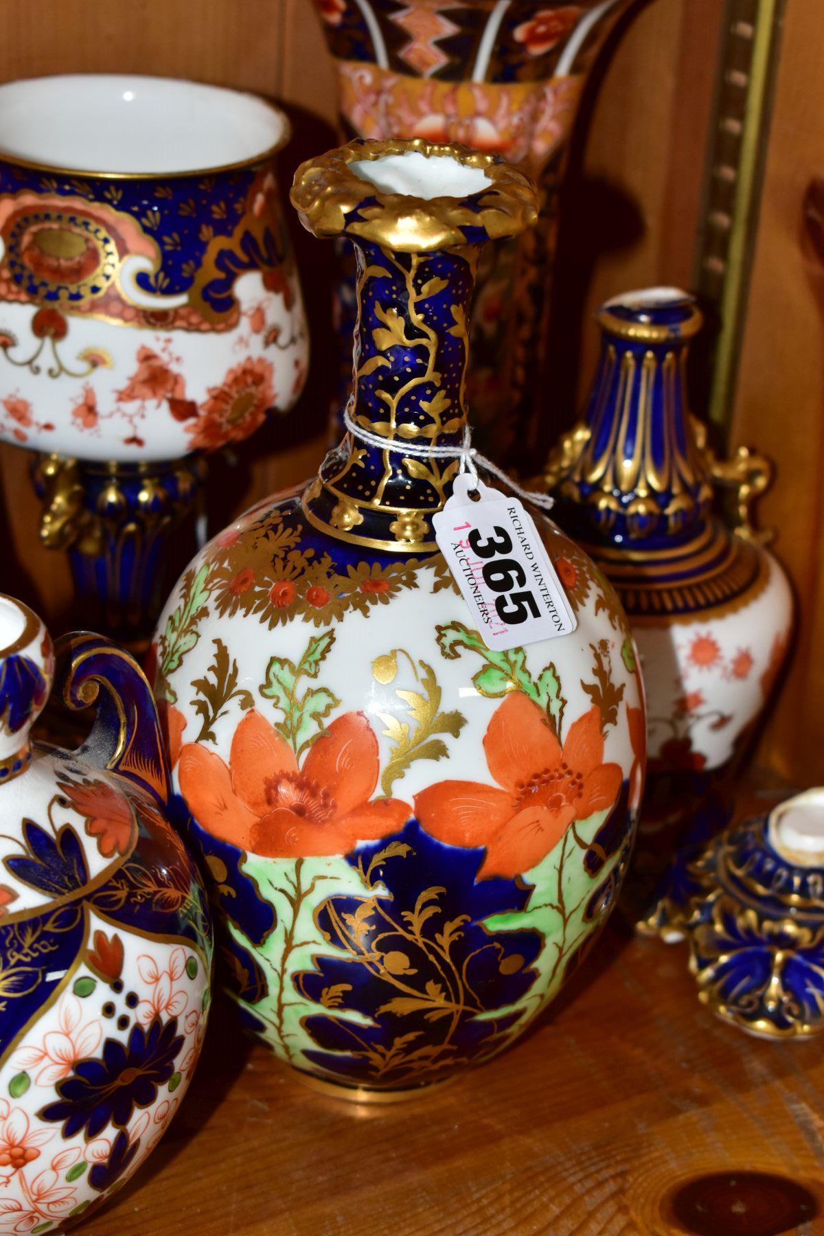 A COLLECTION OF SIX PIECES OF DERBY AND ROYAL CROWN DERBY IMARI PORCELAIN, comprising a vase with - Image 3 of 8