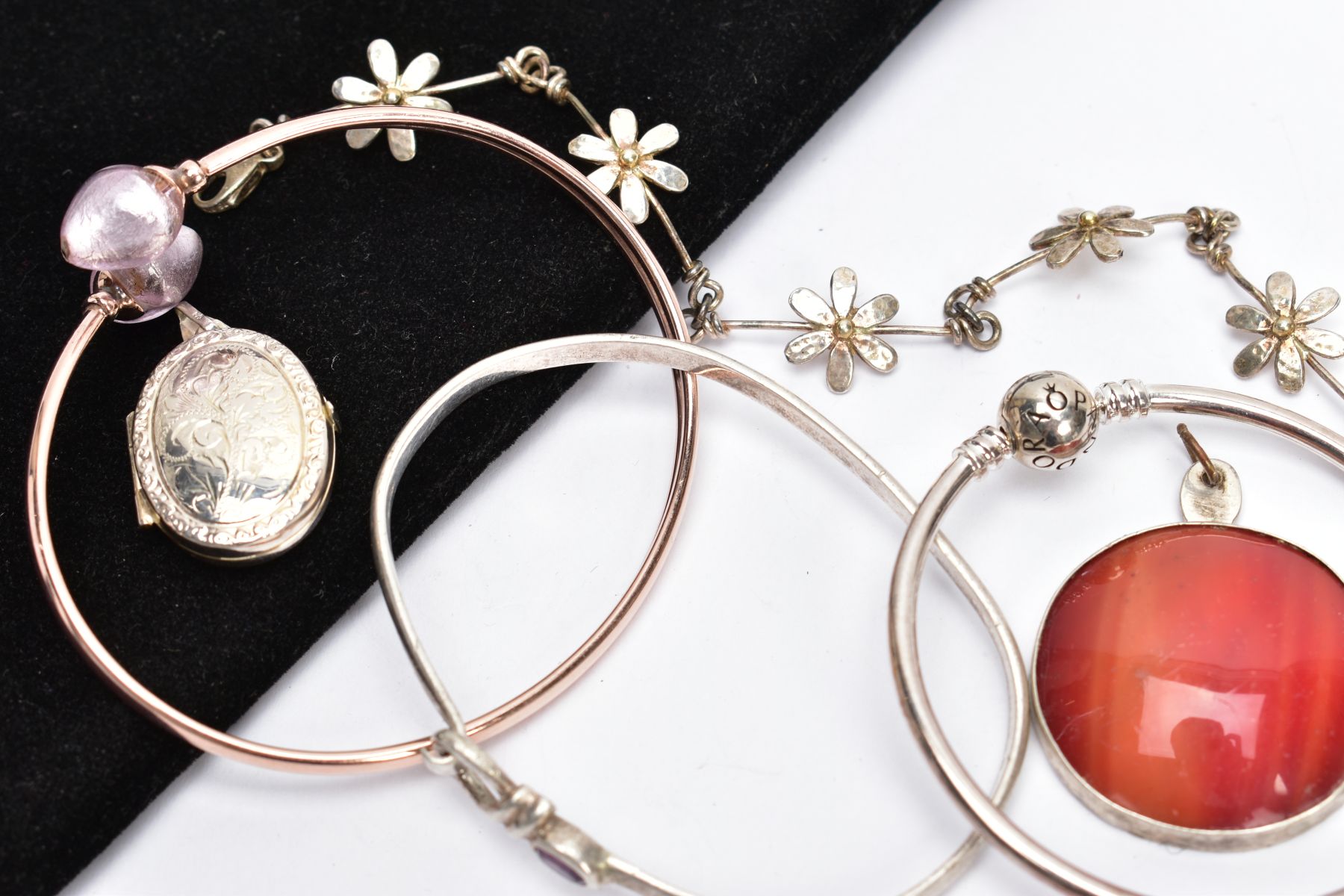 A SELECTION OF SILVER AND WHITE METAL JEWELLERY, to include a Pandora bangle, a circular agate - Bild 5 aus 5