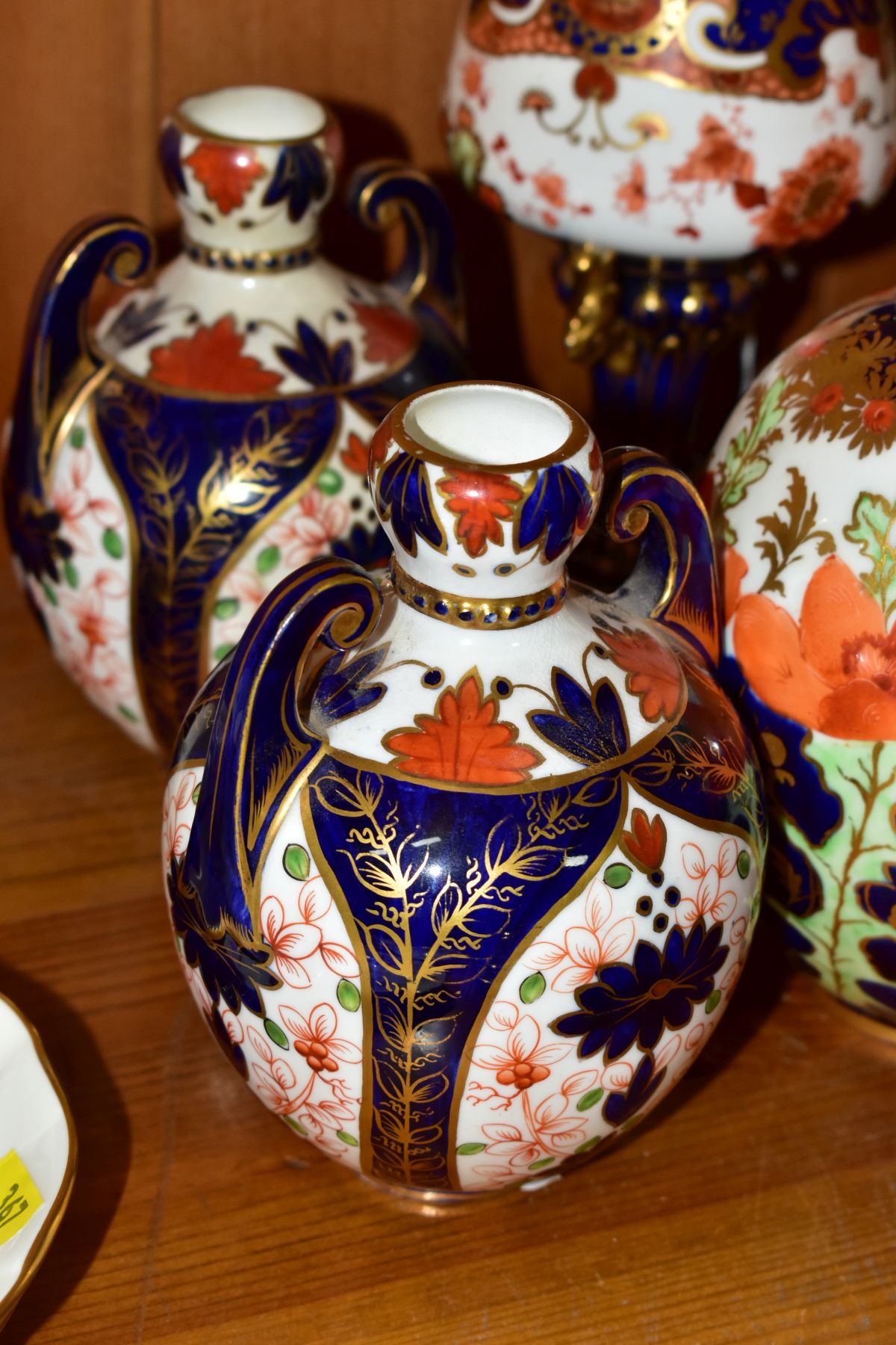 A COLLECTION OF SIX PIECES OF DERBY AND ROYAL CROWN DERBY IMARI PORCELAIN, comprising a vase with - Image 4 of 8