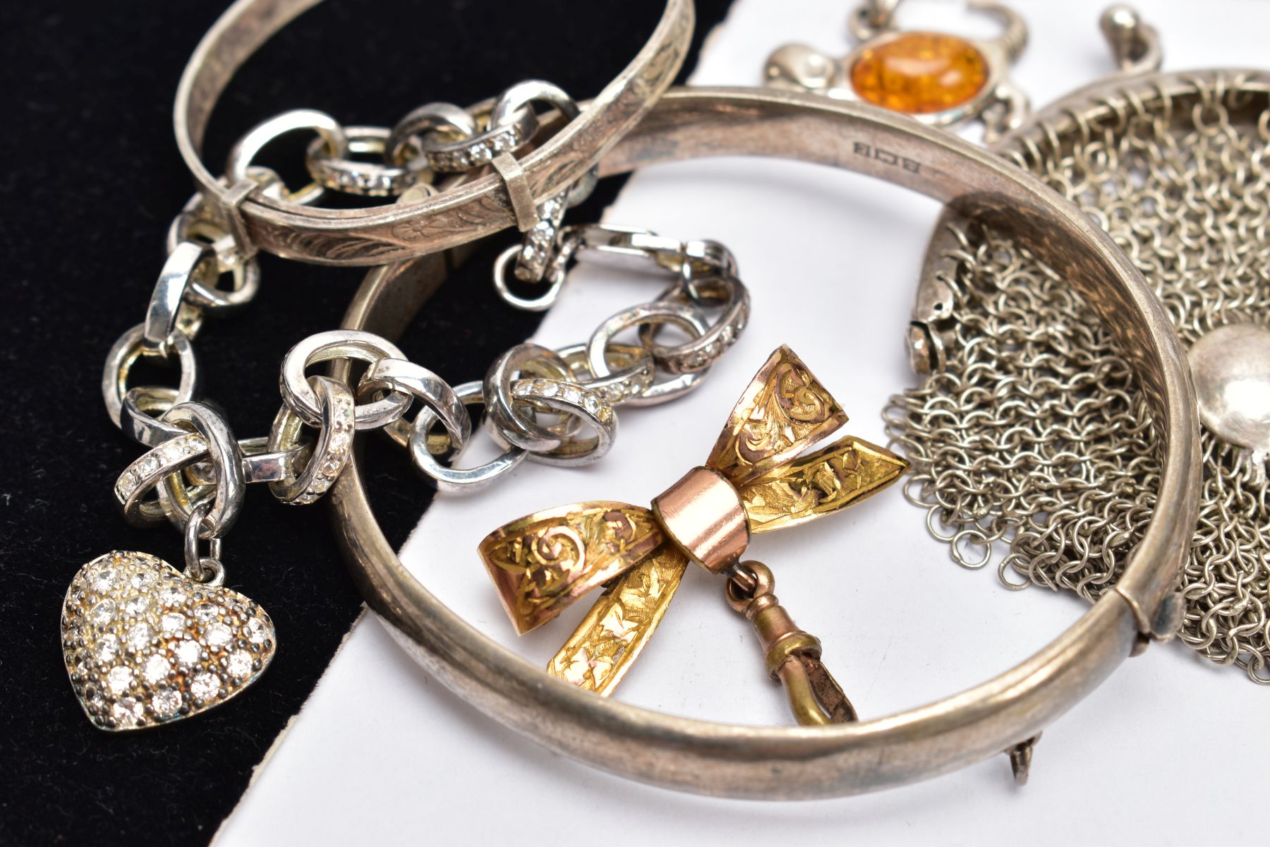 A SELECTION OF JEWELLERY, to include a horse bit bracelet, a child's bangle, a hinged bangle, a - Bild 3 aus 4