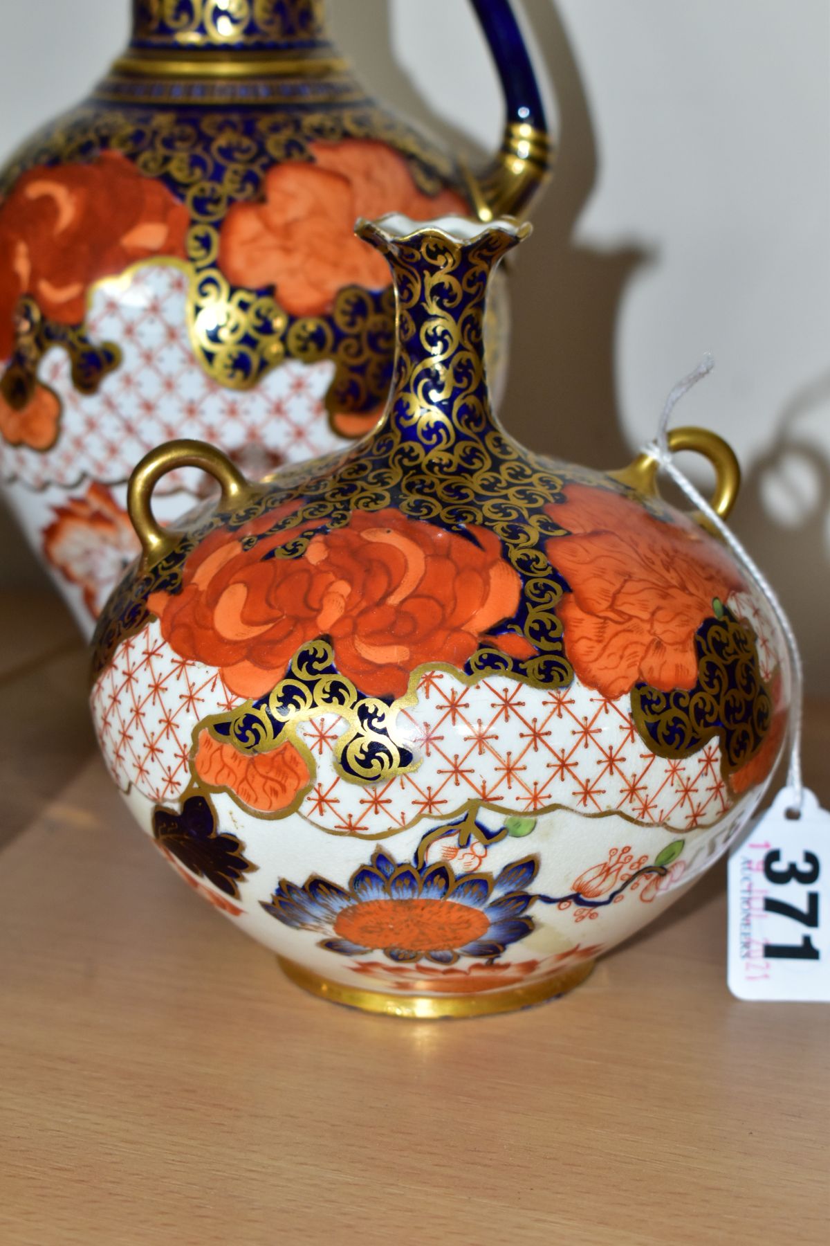 A PAIR OF ROYAL CROWN DERBY IMARI 2444 PATTERN EWERS AND A PAIR OF SQUAT BULBOUS TWIN HANDLED - Image 2 of 9