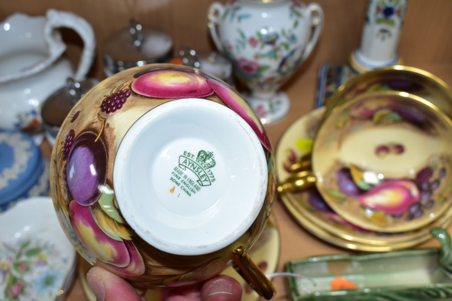 A GROUP OF CERAMICS, to include five Aynsley 'Orchard Gold' cups (seconds) and five saucers, all - Image 7 of 8