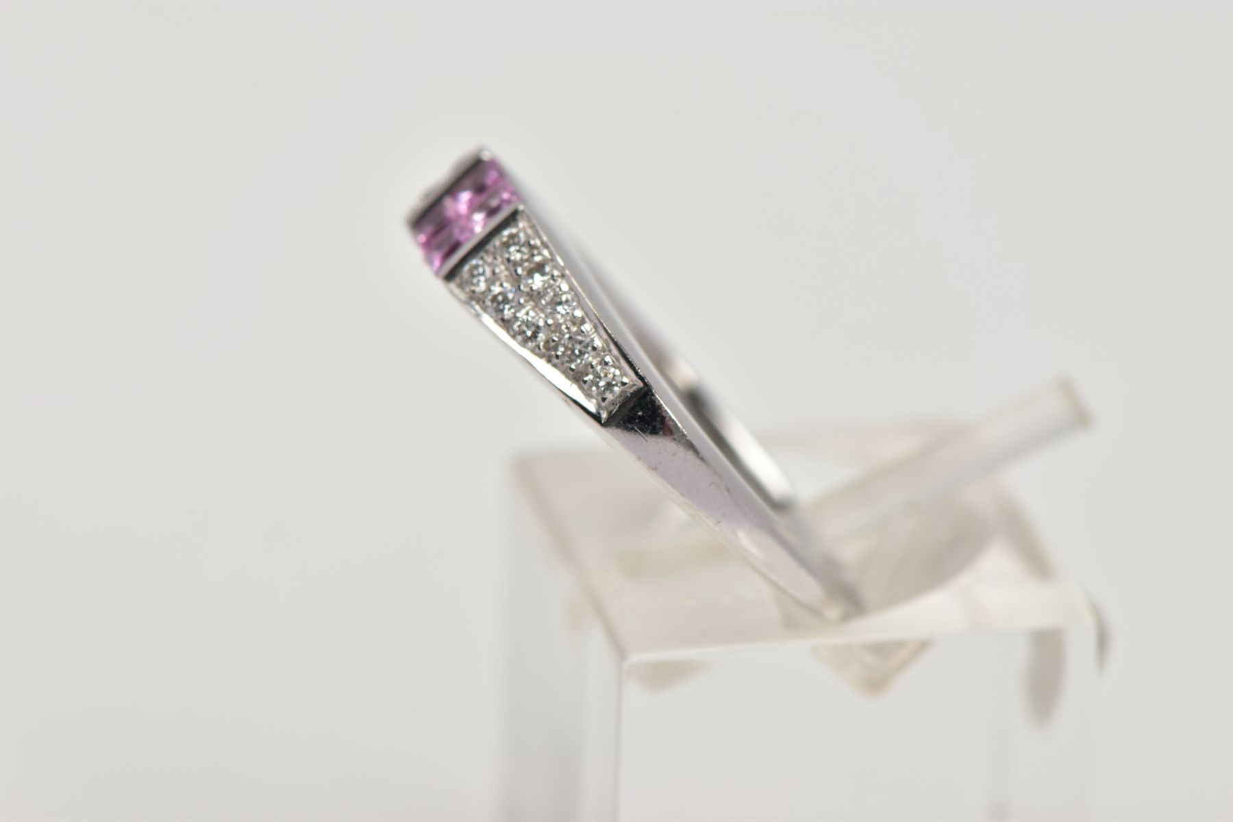 A MODERN 18CT WHITE GOLD PINK SAPPHIRE AND DIAMOND DRESS RING, centring on four square cut pink - Bild 2 aus 4