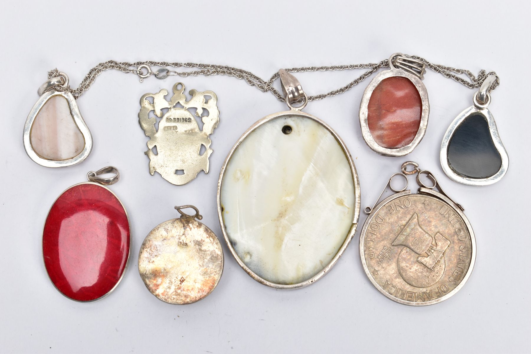 A SELECTION OF PENDANTS, to include an oval pendant with dyed sponge coral and abalone shell panels, - Bild 2 aus 2