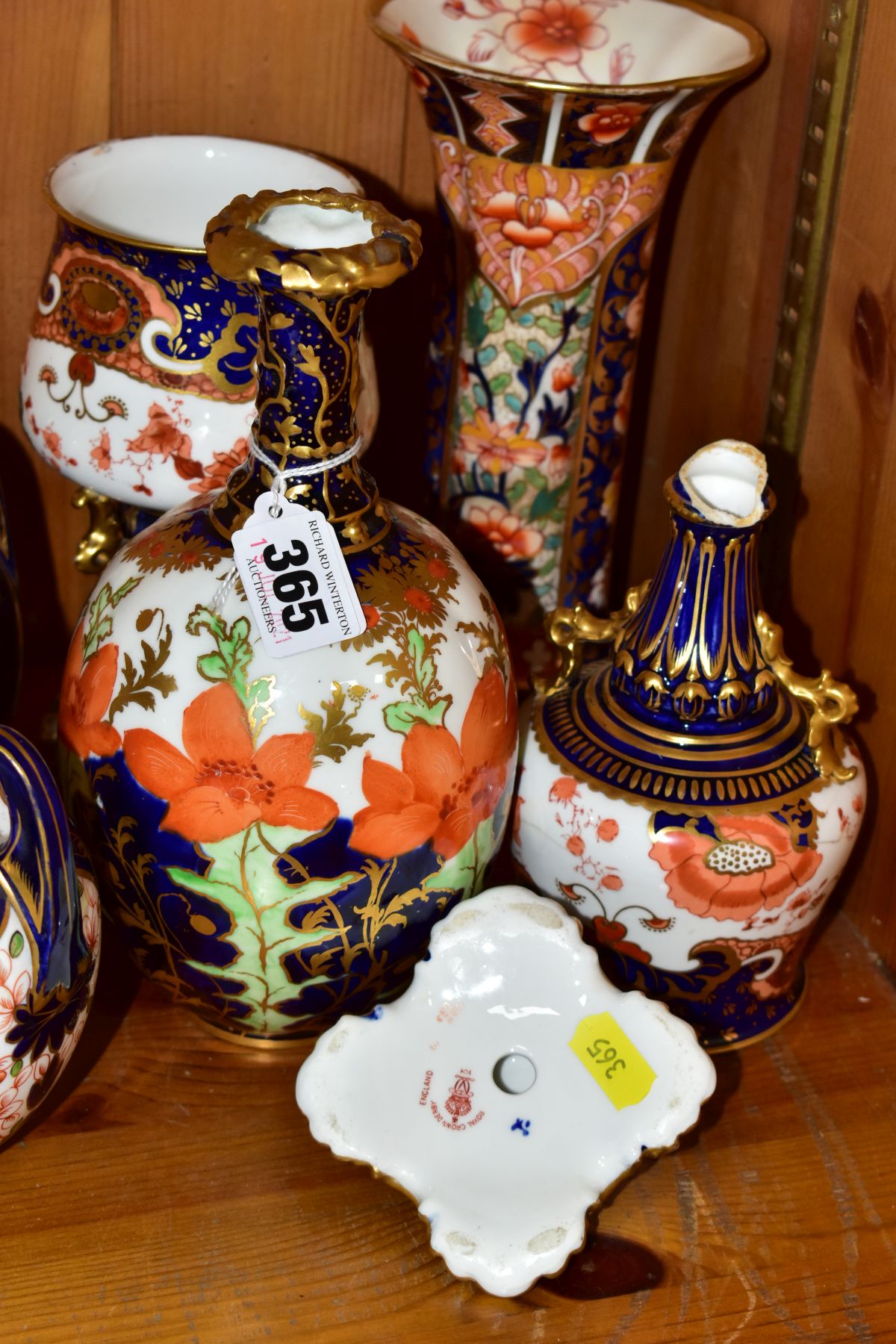 A COLLECTION OF SIX PIECES OF DERBY AND ROYAL CROWN DERBY IMARI PORCELAIN, comprising a vase with - Image 8 of 8