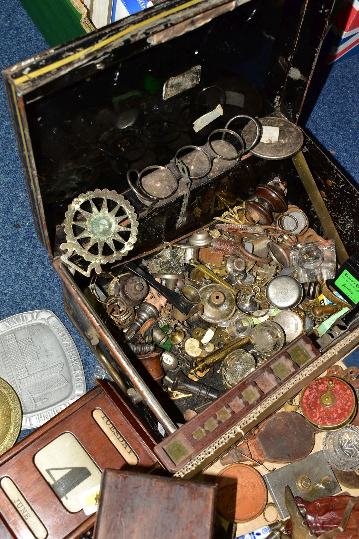 A BOX AND A TIN OF COLLECTABLES, METALWARES, ETC, including an Edwardian walnut cased perpetual - Image 6 of 10