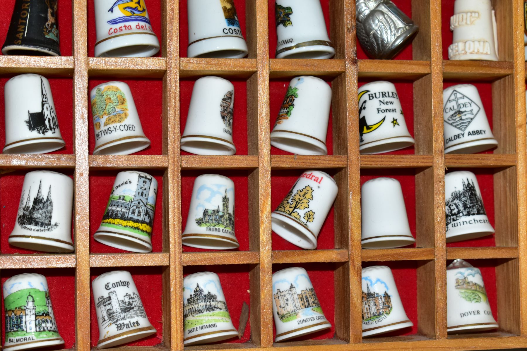 OVER TWO HUNDRED COLLECTORS THIMBLES, mostly holiday souvenirs, to include ceramic, pewter, brass - Image 9 of 11