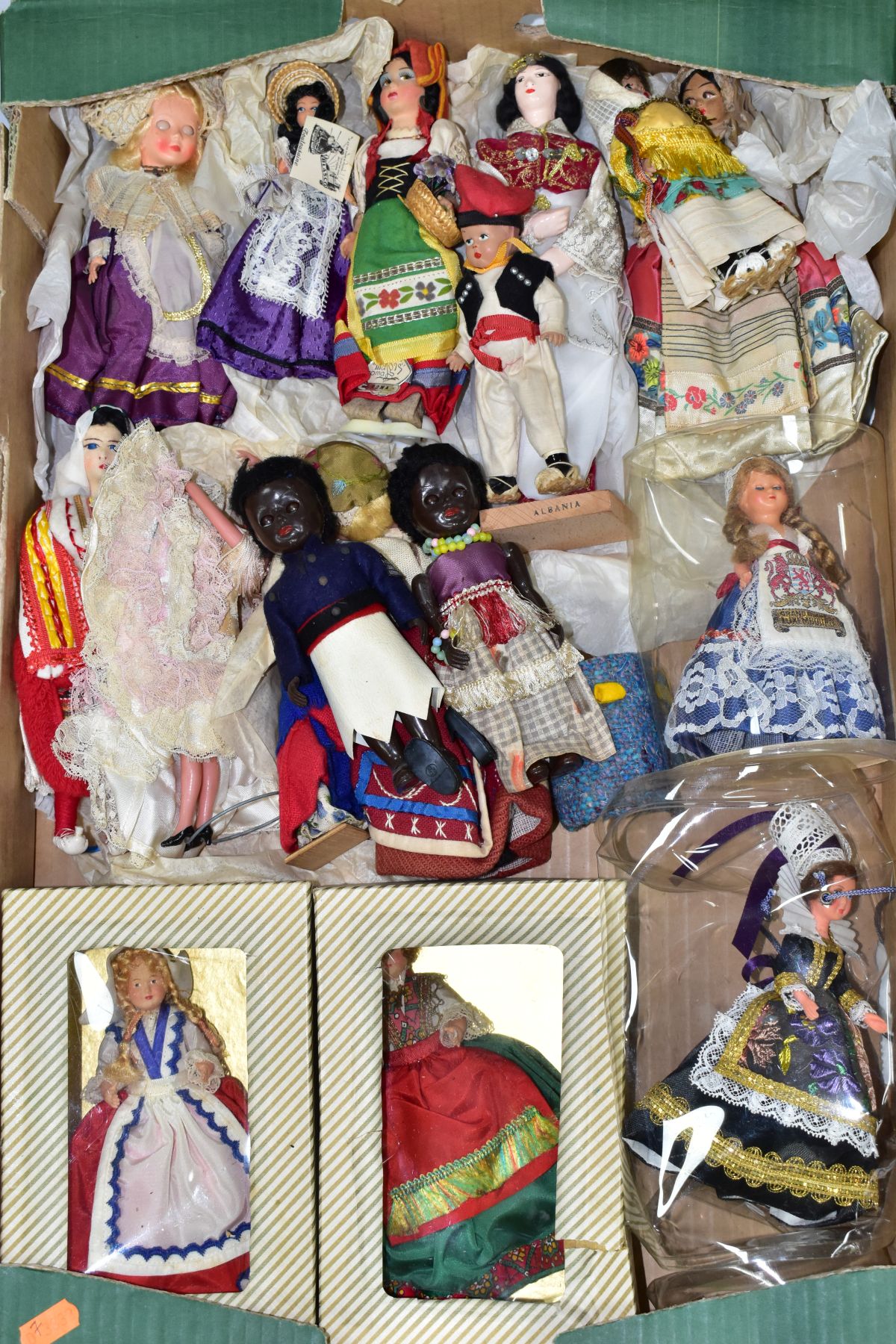 A QUANTITY OF ASSORTED COLLECTORS AND COSTUME DOLLS, various styles and nationalities, well loved - Image 7 of 8