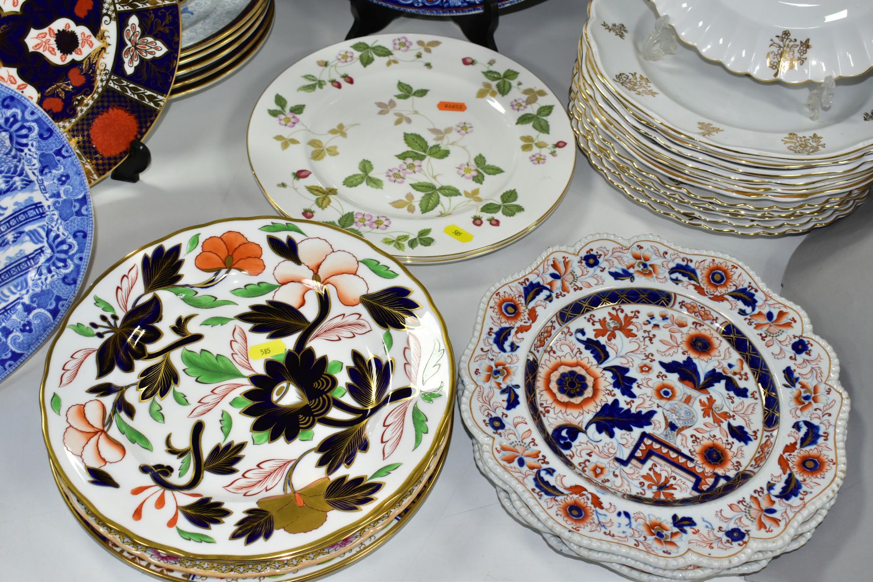 A COLLECTION OF 19TH AND 20TH CENTURY CABINET AND DINNER PLATES, comprising three Hicks & Meigh - Image 5 of 21