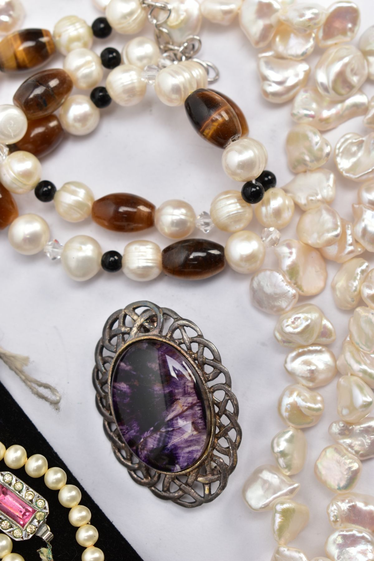 A SELECTION OF JEWELLERY, to include a Blue John cabochon brooch, a tigers eye and cultured pearl - Bild 3 aus 3