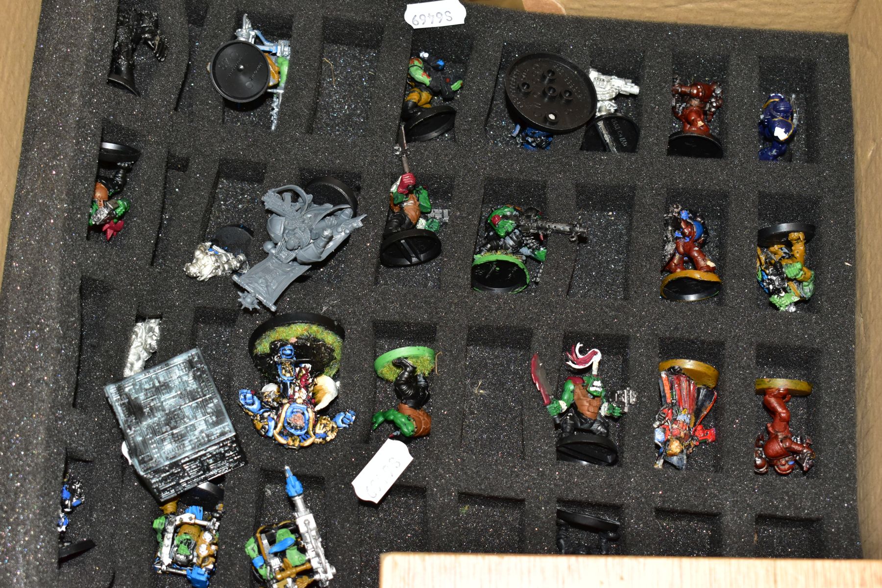 A QUANTITY OF GAMES WORKSHOP GAMING FIGURES, collection of miniature Star Wars and Star Trek figures - Image 2 of 3