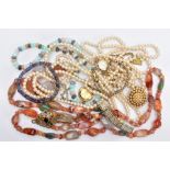 A SELECTION OF JEWELLERY, to include an agate bead necklace, an imitation pearl necklace, an