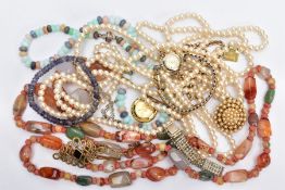 A SELECTION OF JEWELLERY, to include an agate bead necklace, an imitation pearl necklace, an