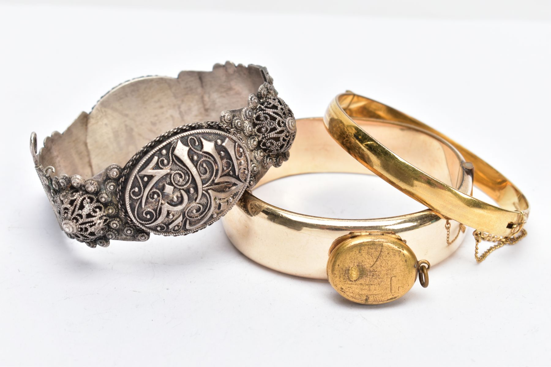 FOUR ITEMS OF JEWELLERY, to include two hinged rolled gold bangles, a hinged continental bangle - Bild 2 aus 3