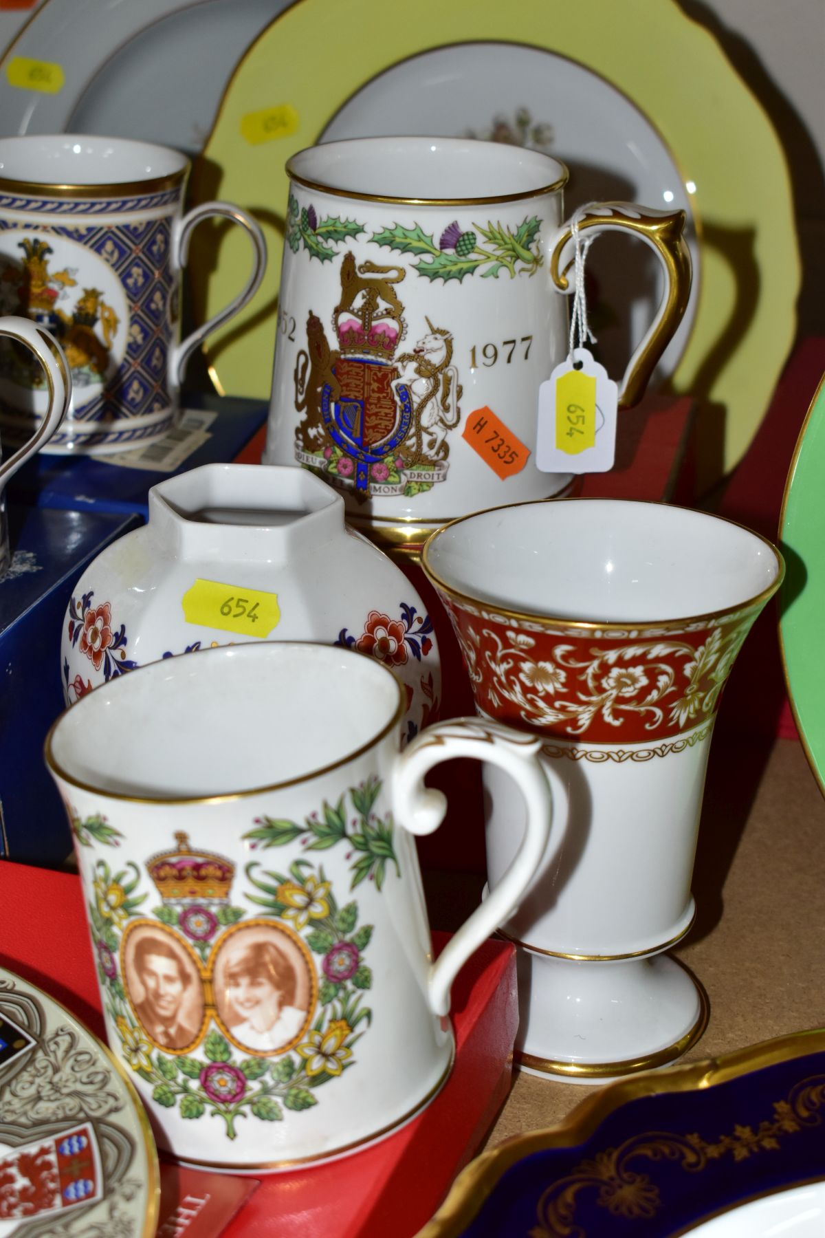 A QUANTITY OF SPODE AND COPELAND PLATES, MUGS, VASES, etc, including commemorative and Royal - Image 5 of 6