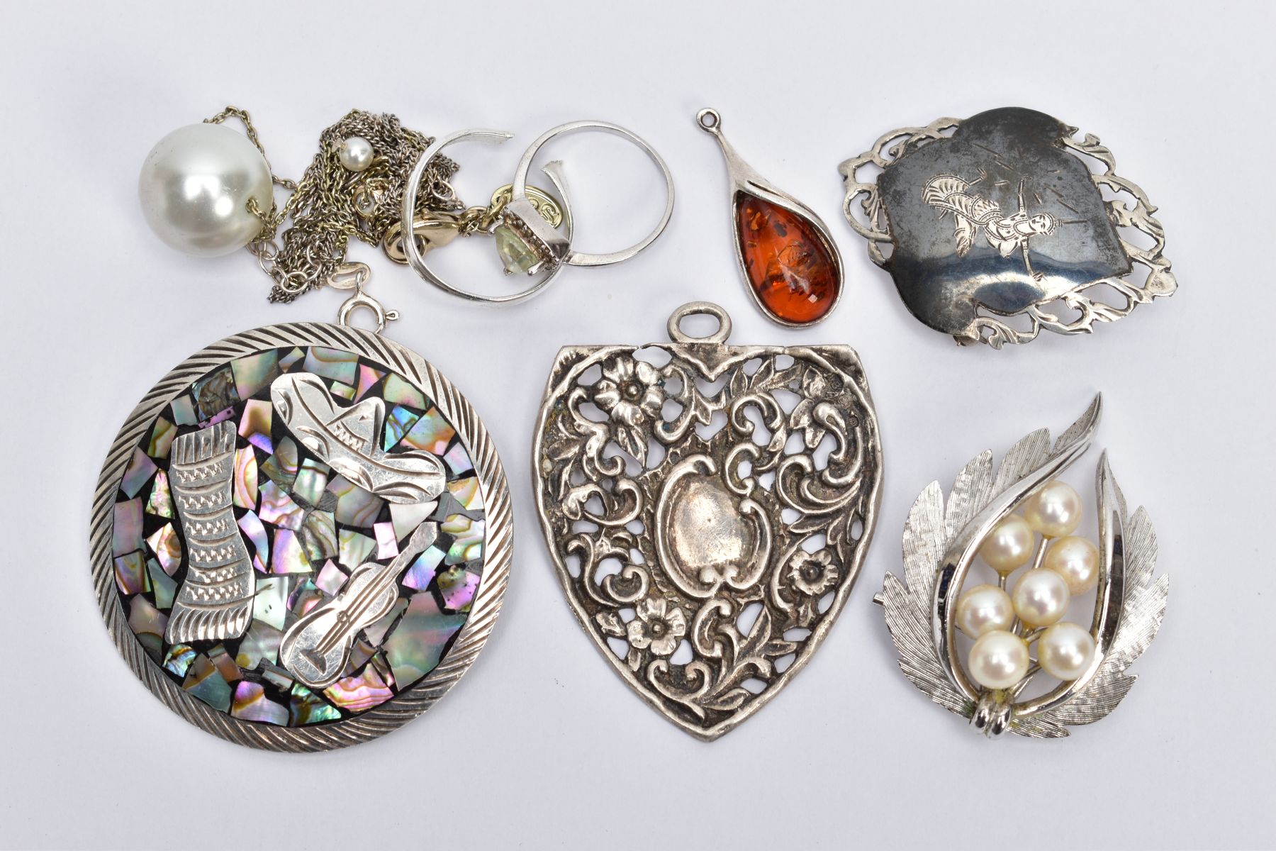 A SELECTION OF SILVER AND WHITE METAL JEWELLERY, to include a Siam brooch, an inlaid Mexican