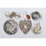 A SELECTION OF SILVER AND WHITE METAL JEWELLERY, to include a Siam brooch, an inlaid Mexican