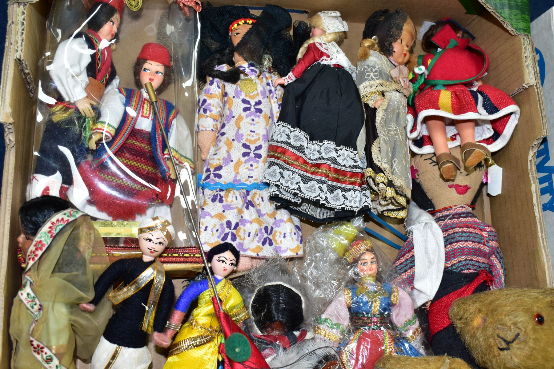 A QUANTITY OF ASSORTED COLLECTORS AND COSTUME DOLLS, various styles and nationalities, well loved - Image 5 of 8