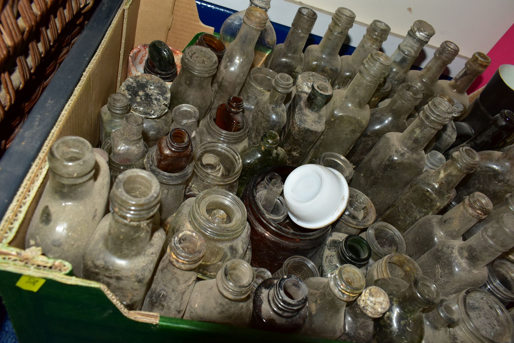 THREE BOXES GLASS BOTTLES, including ink bottles, etc (very dusty/dirty) - Bild 8 aus 9