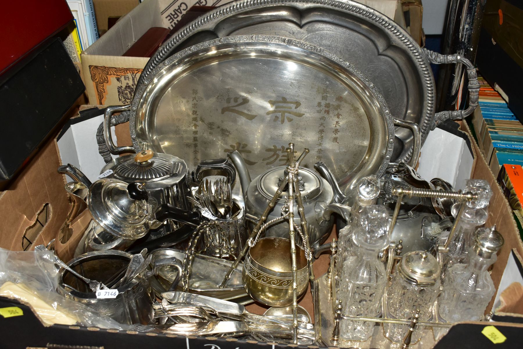 TWO BOXES OF SILVER PLATE AND STAINLESS STEEL etc, including cased and loose cutlery and flatware, a - Image 3 of 4
