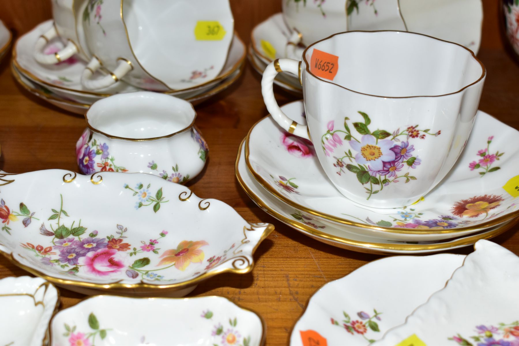 A QUANTITY OF ROYAL CROWN DERBY 'DERBY POSIES' ITEMS, comprising eight tea cups (two seconds) and - Image 7 of 8