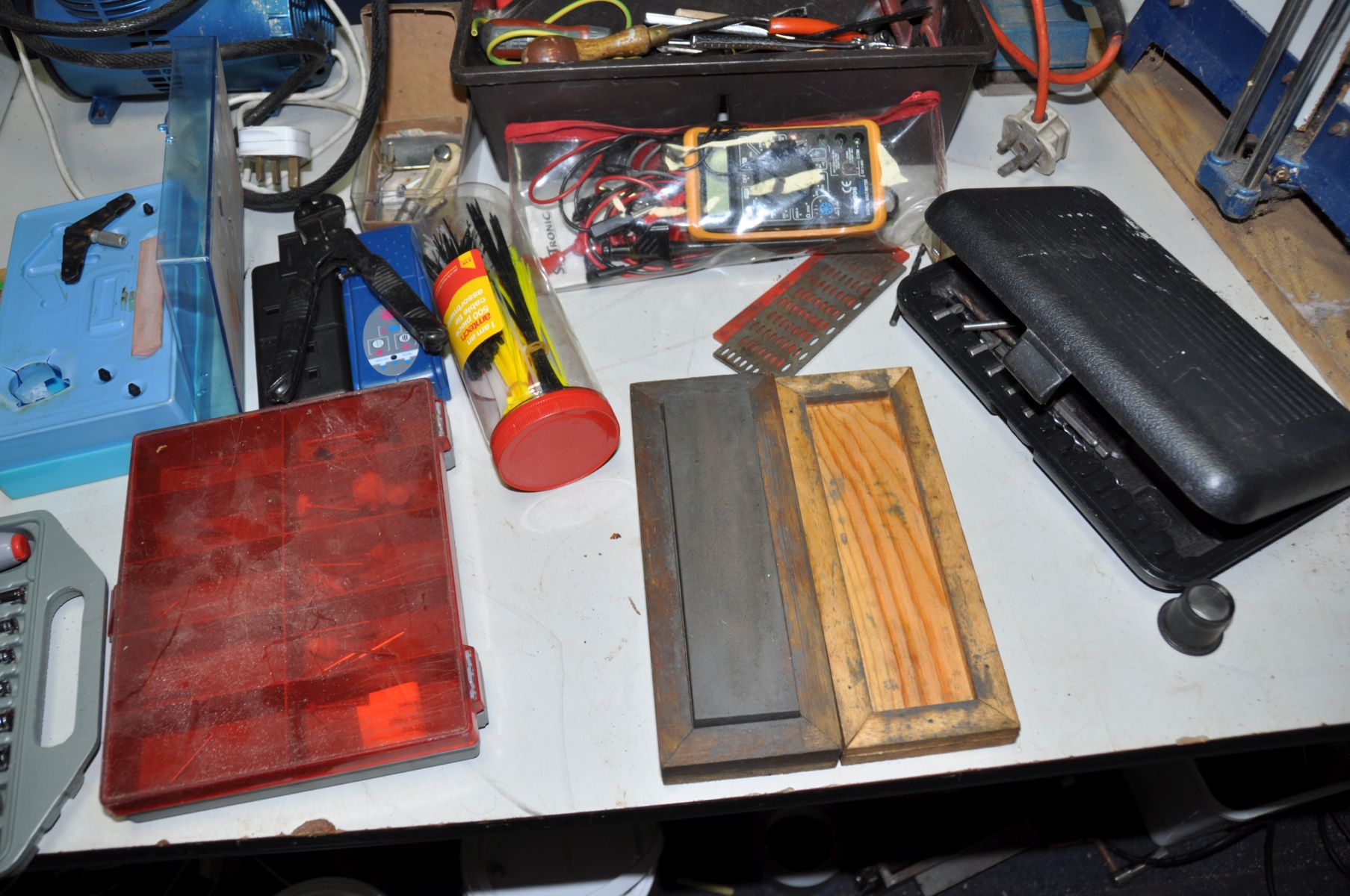 A TRAY CONTAINING HANDTOOLS AND A MINI COMPRESSOR (untested) including a multimeter, screwdrivers, - Image 6 of 6
