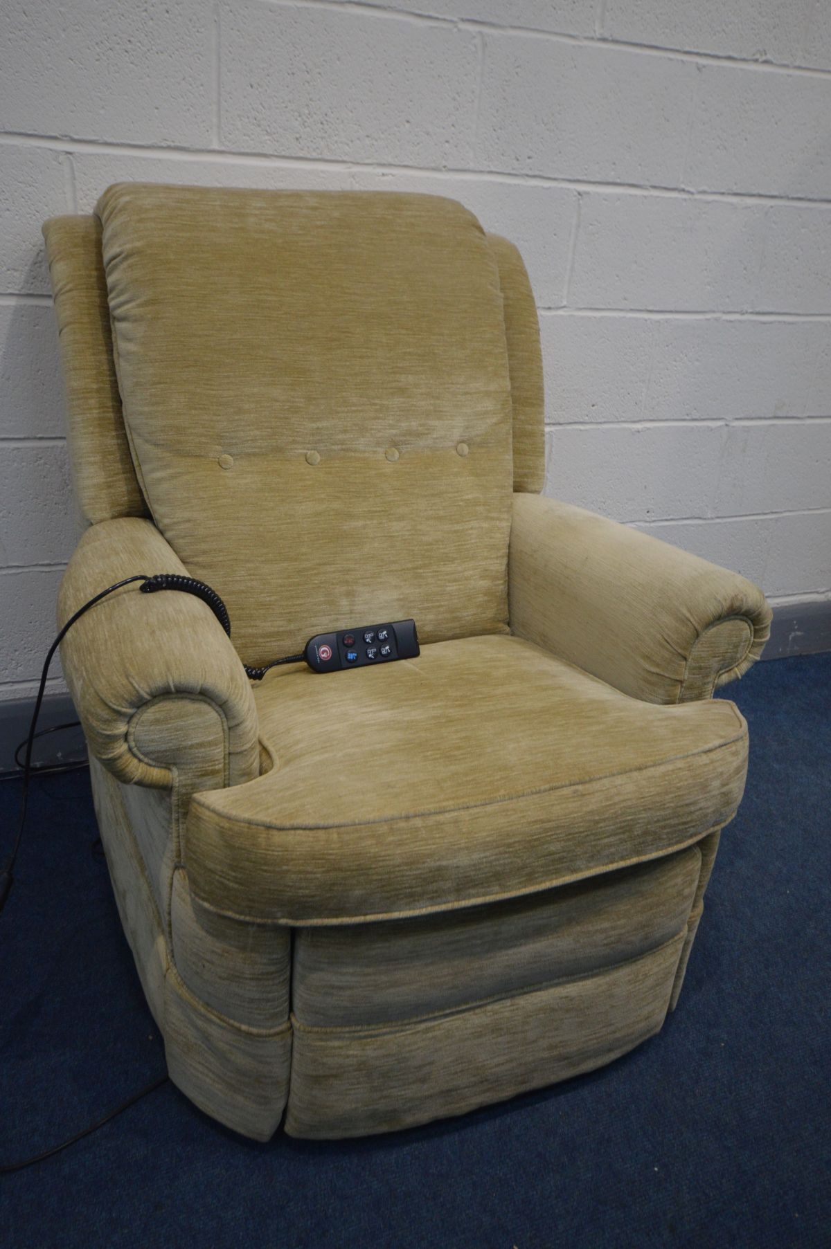 A G PLAN BEIGE UPHOLSTERED ELECTRIC RISE AND RECLINE ARMCHAIR (PAT pass and working)