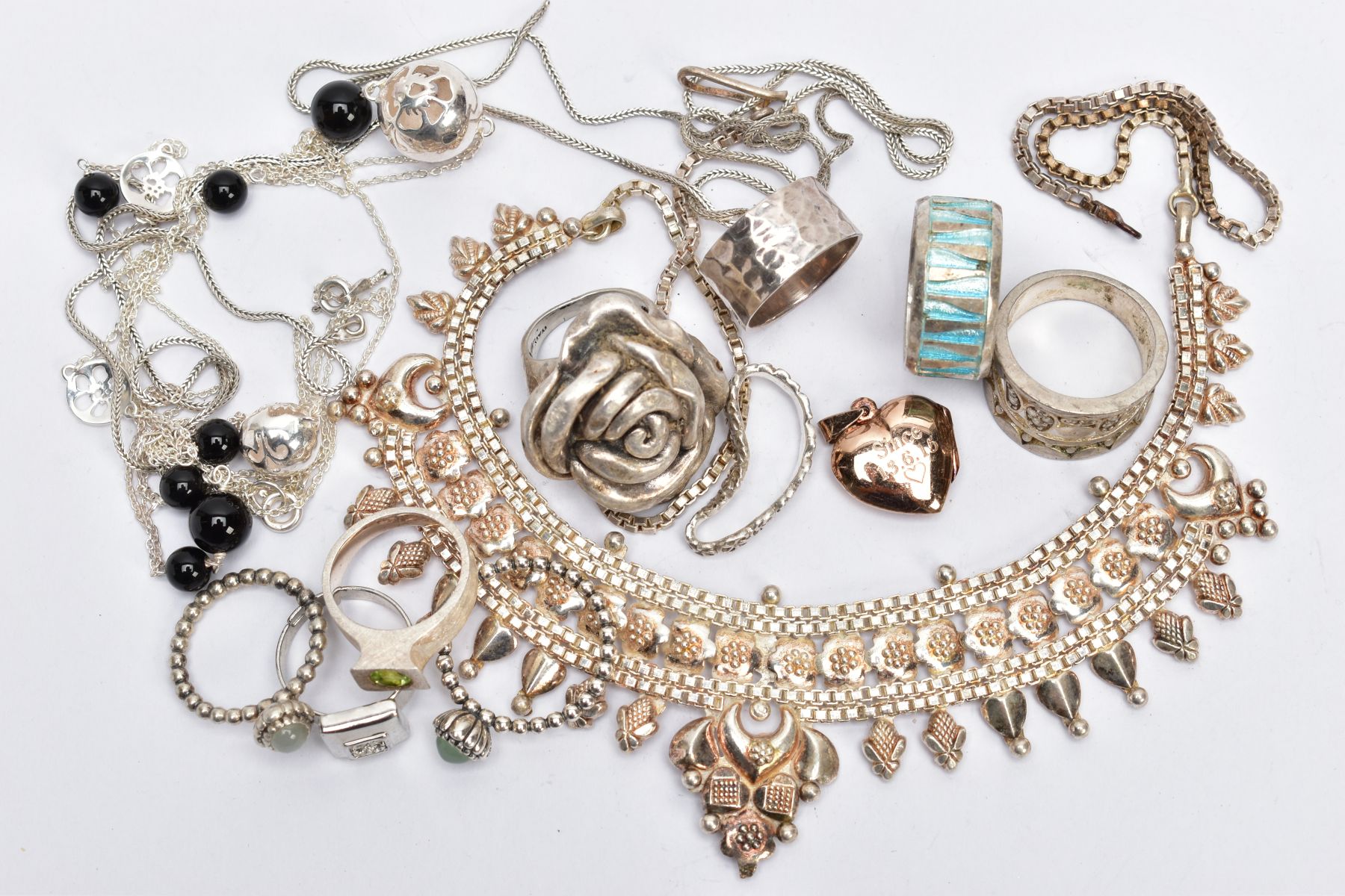 A SELECTION OF SILVER AND WHITE METAL JEWELLERY, to include two beaded Pandora rings, an enamel band