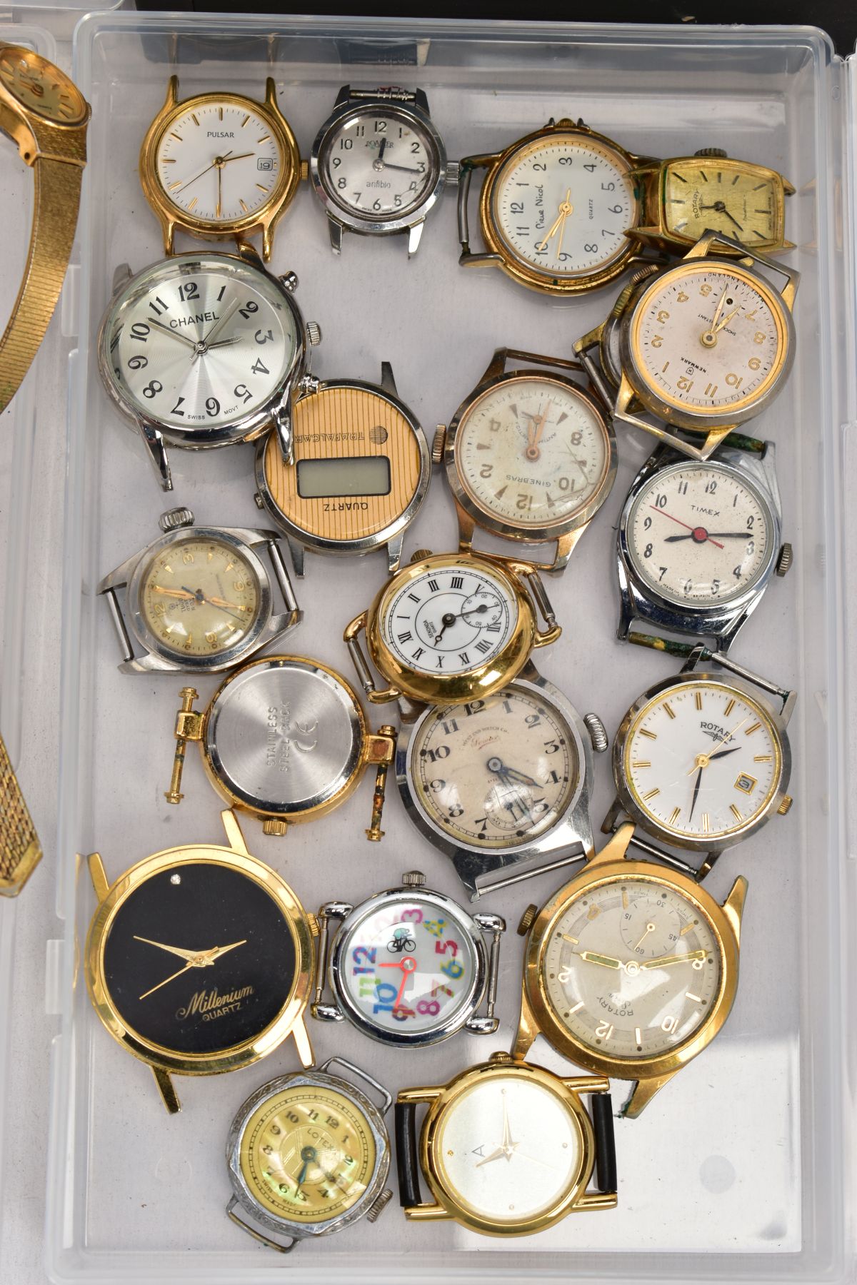 A SELECTION OF WATCHES AND WATCH CASES, to include a cased Hugo Boss Gentleman's chronograph - Image 3 of 5