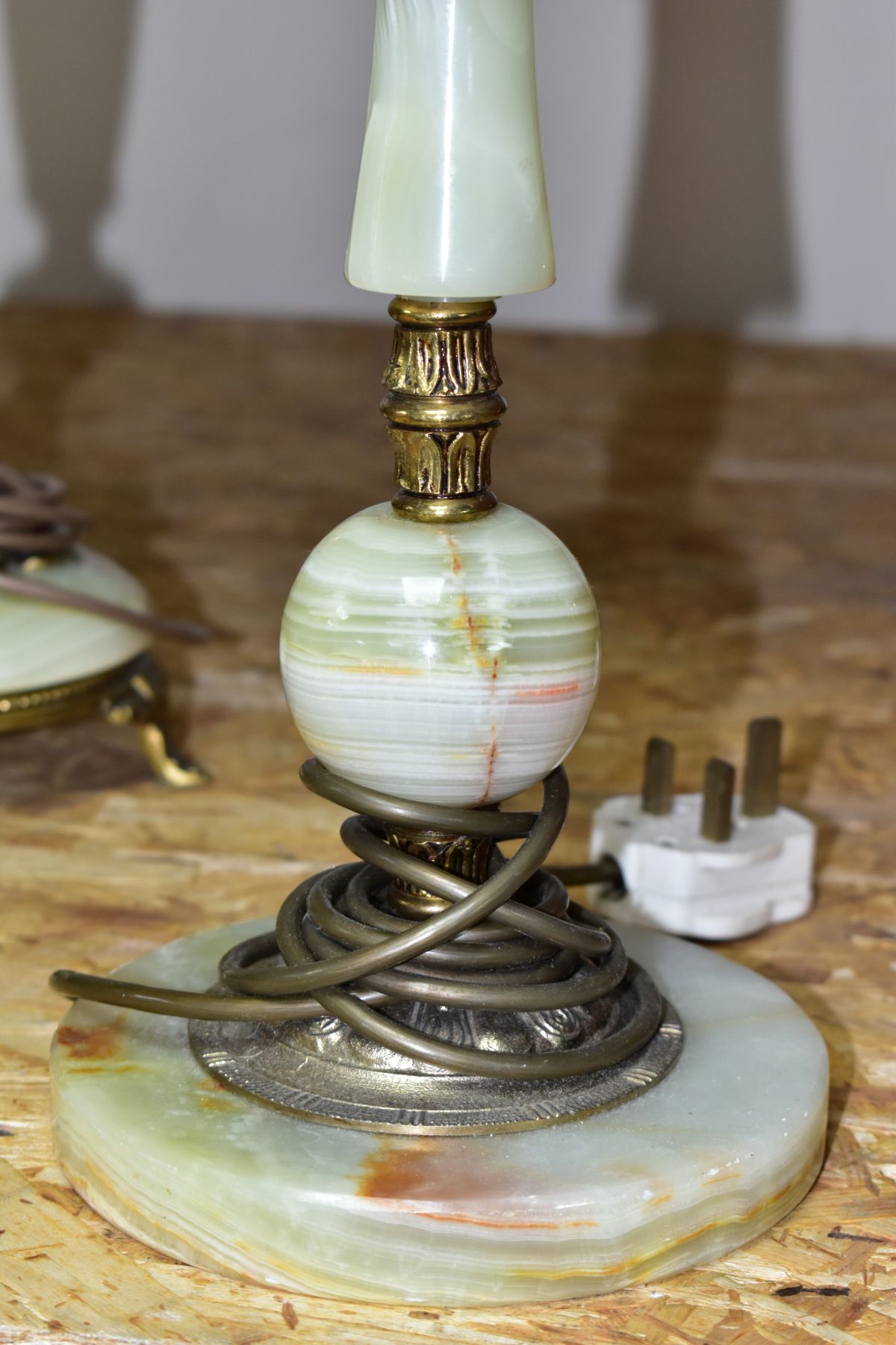 A GROUP OF FIVE TABLE LAMPS, comprising a pair of onyx and gilt metal lamp bases, height 36cm to - Image 10 of 12