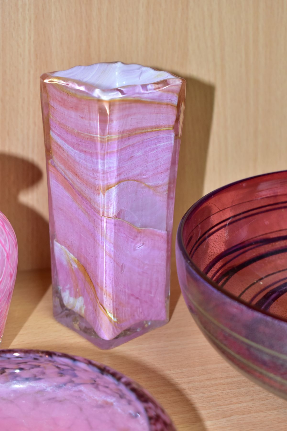 AN ALISTAIR MALCOLM STUDIO GLASS FOOTED BOWL AND THREE OTHER PIECES OF PINK RED GLASSWARE, the - Image 4 of 10