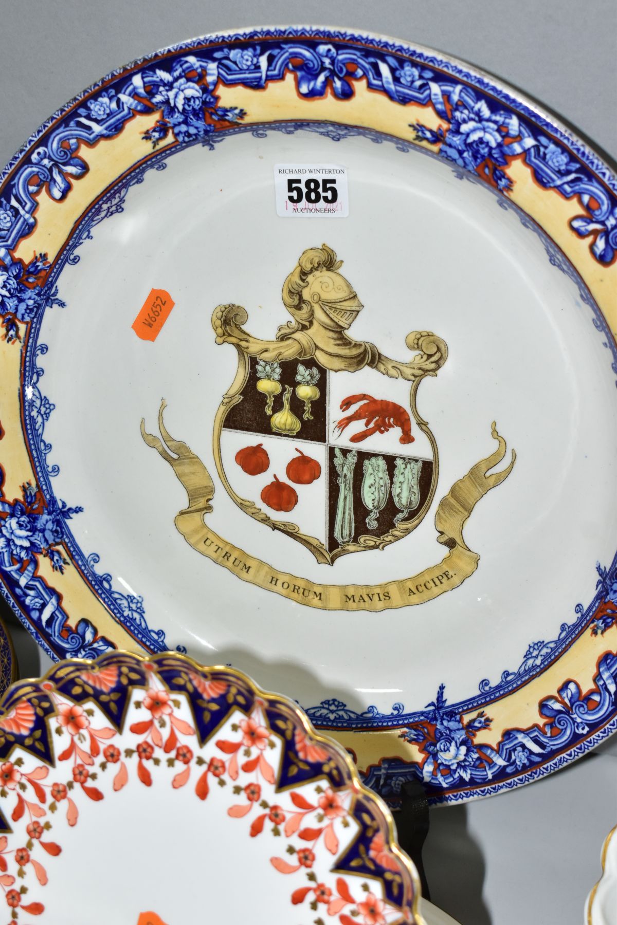 A COLLECTION OF 19TH AND 20TH CENTURY CABINET AND DINNER PLATES, comprising three Hicks & Meigh - Image 13 of 21