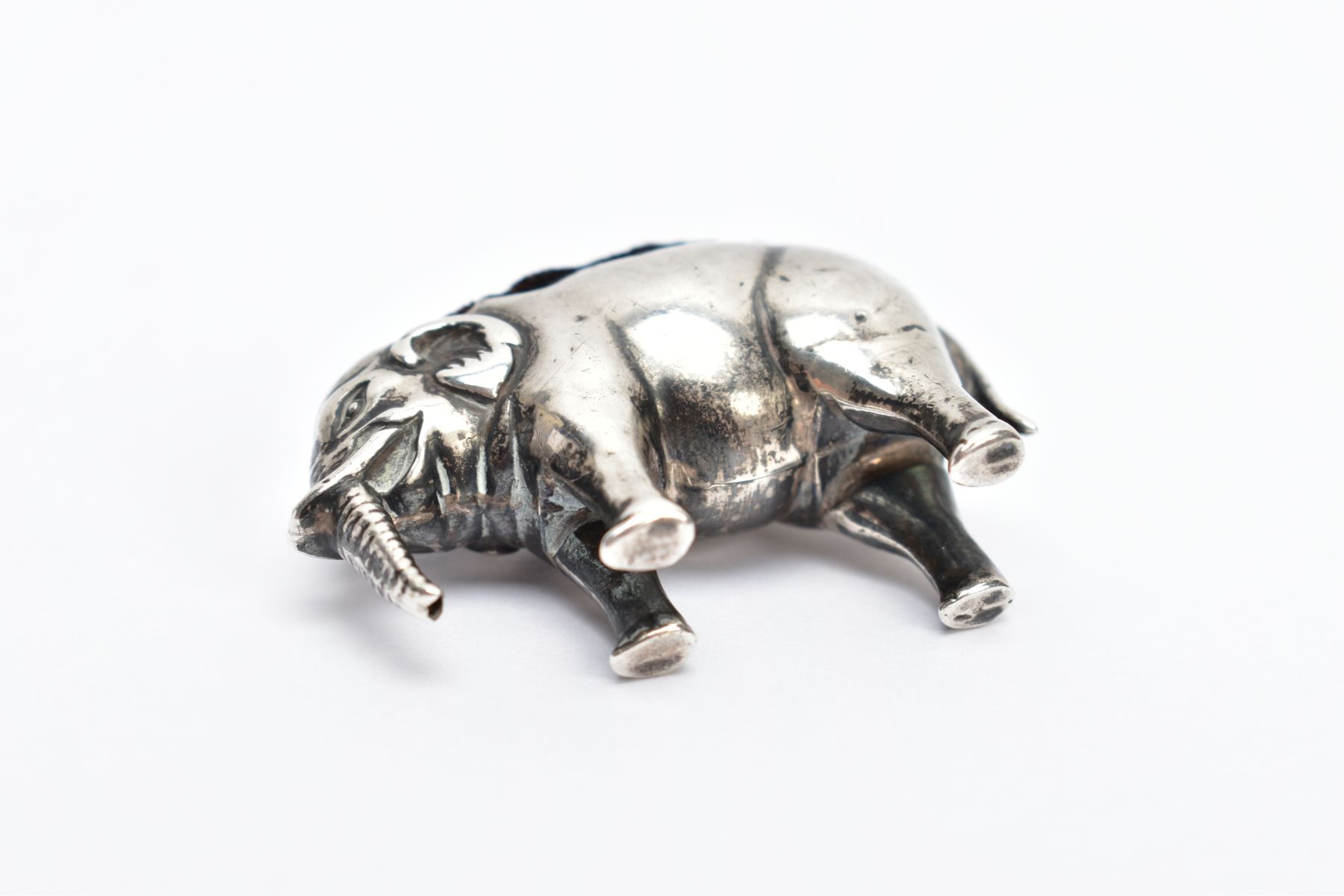 A SILVER PIN CUSHION modelled as a Elephant, maker Adie & Lovekin (silver marks not clear and the - Bild 5 aus 5