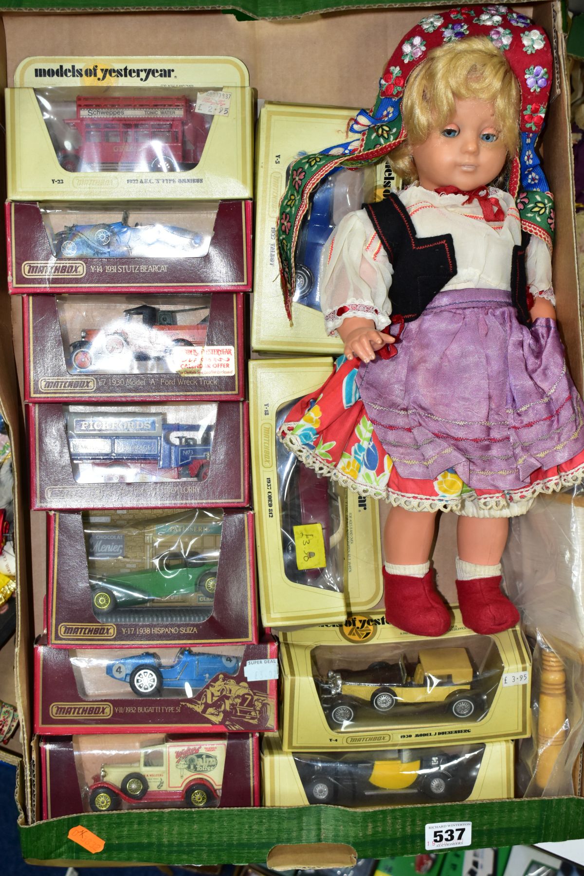 A QUANTITY OF ASSORTED COLLECTORS AND COSTUME DOLLS, various styles and nationalities, well loved - Image 6 of 8