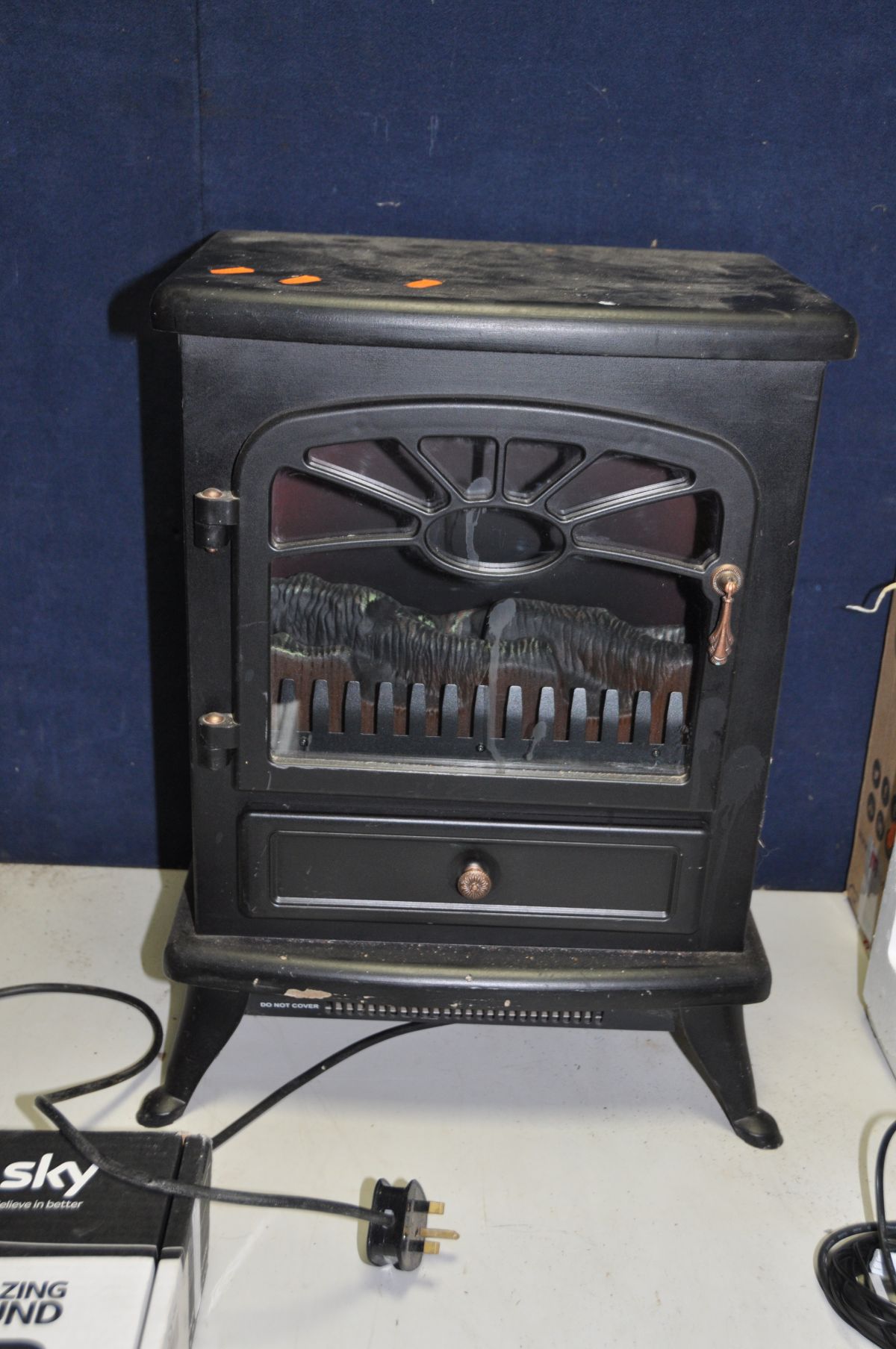 AN UNBRANDED LOG BURNER STYLE FAN HEATER, a brand new in box Duronic electric heater (PAT not - Image 3 of 4