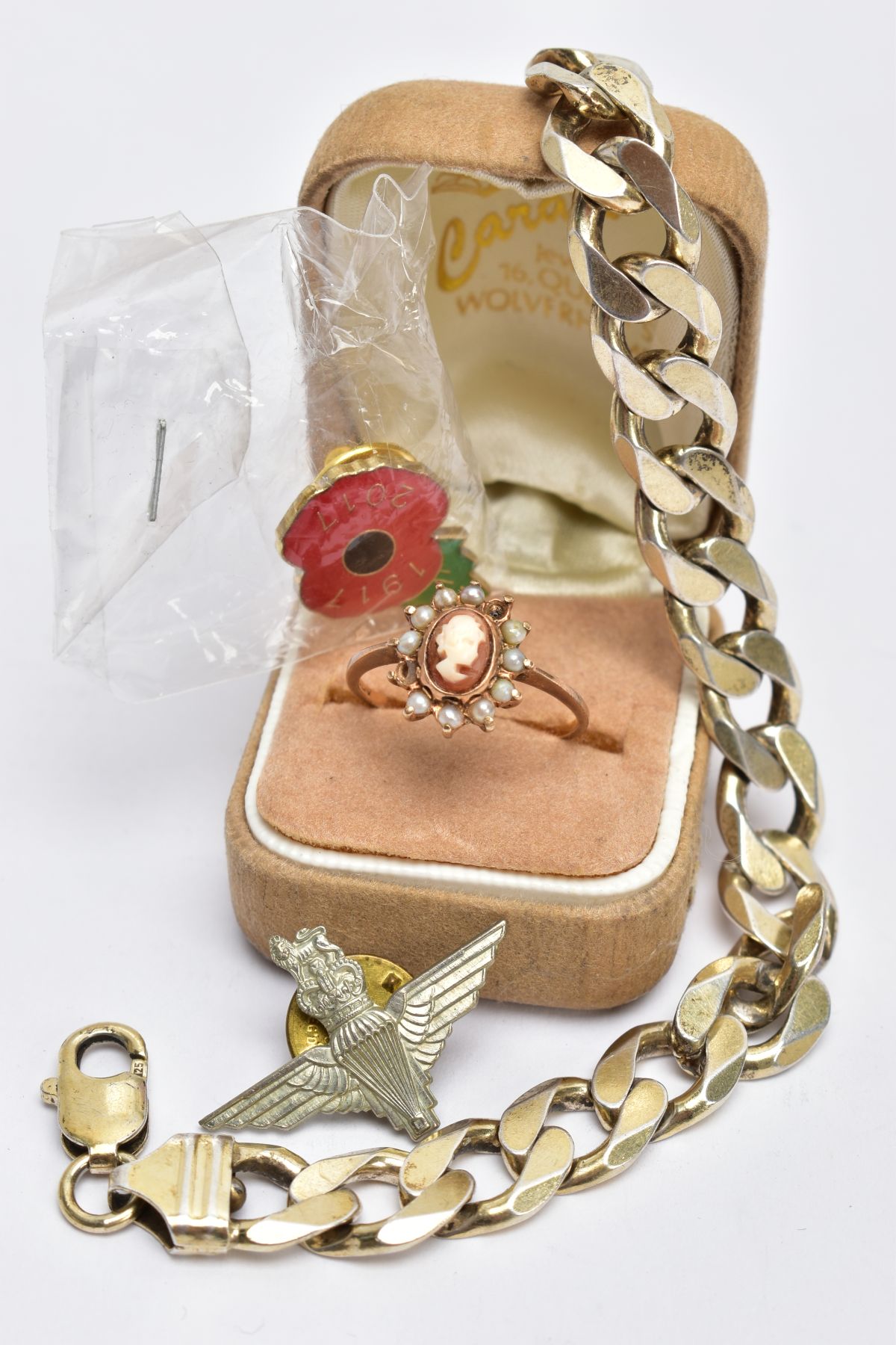 FOUR ITEMS OF JEWELLERY, to include a 9ct gold cameo ring, the central oval cameo within a split