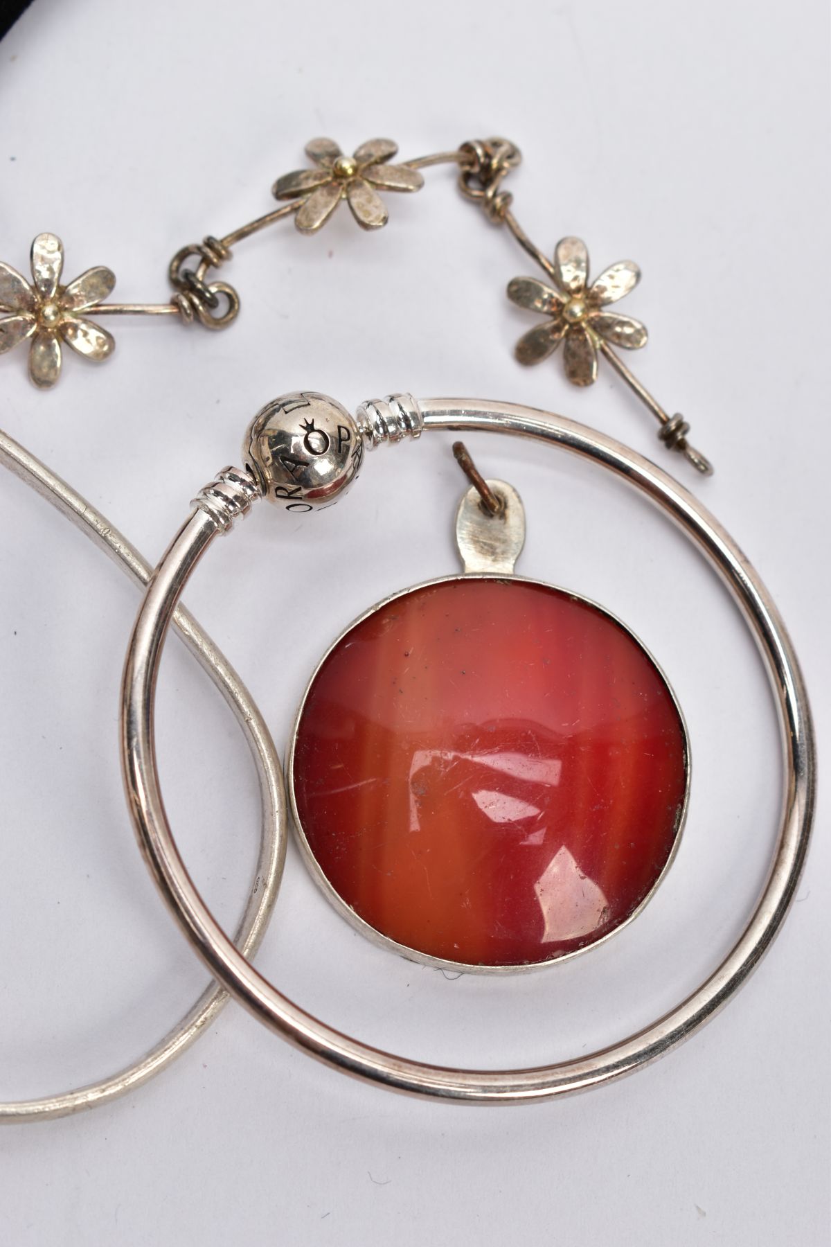 A SELECTION OF SILVER AND WHITE METAL JEWELLERY, to include a Pandora bangle, a circular agate - Bild 4 aus 5