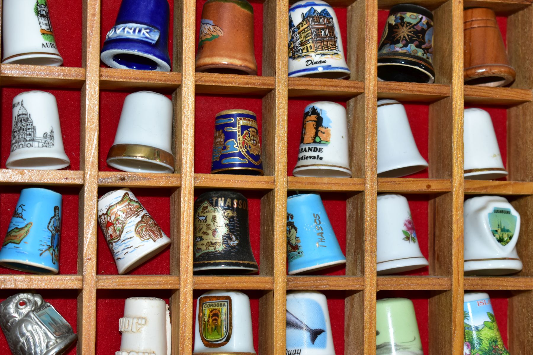 OVER TWO HUNDRED COLLECTORS THIMBLES, mostly holiday souvenirs, to include ceramic, pewter, brass - Image 11 of 11