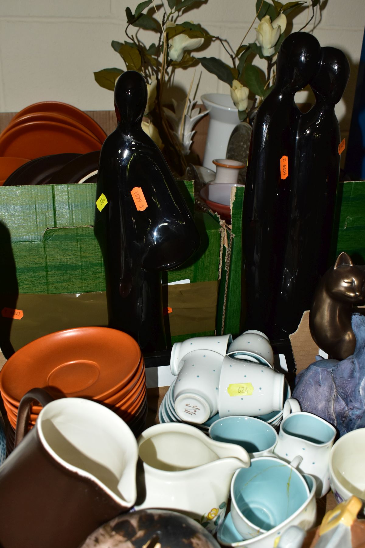 THREE BOXES AND LOOSE CERAMICS AND GLASSWARE, including a Susie Cooper bone china fifteen piece - Image 10 of 12